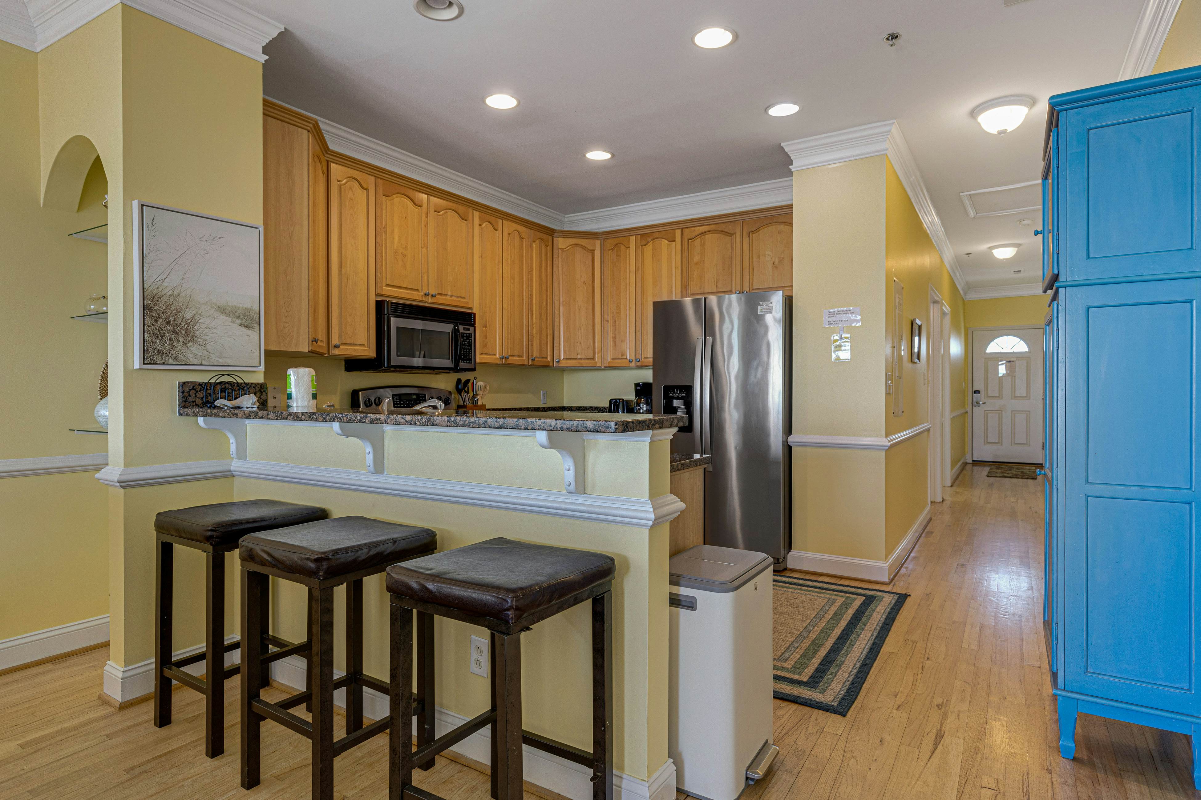 Third-floor condo with views of the ocean & shared pool