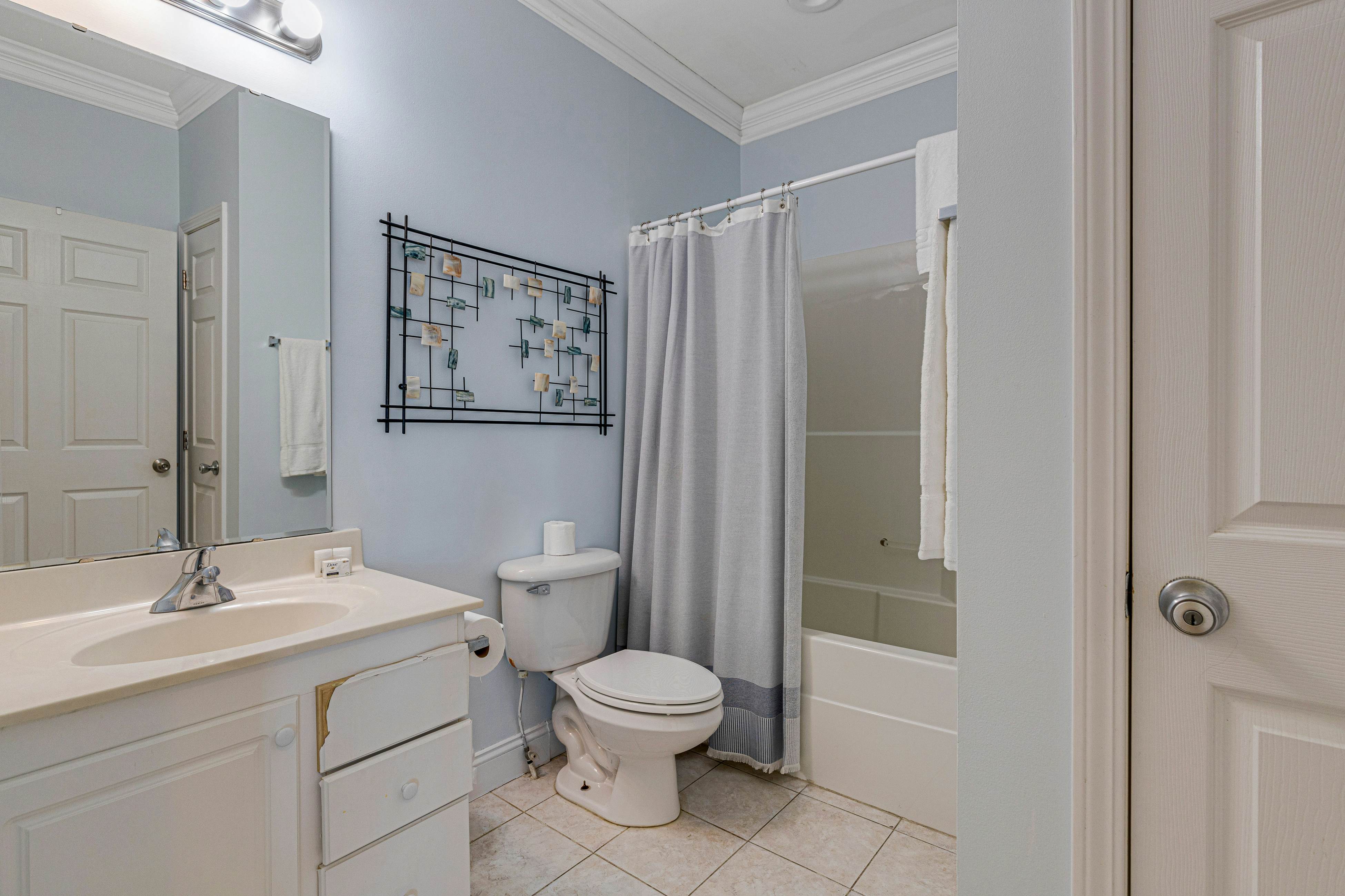 Third-floor condo with views of the ocean & shared pool