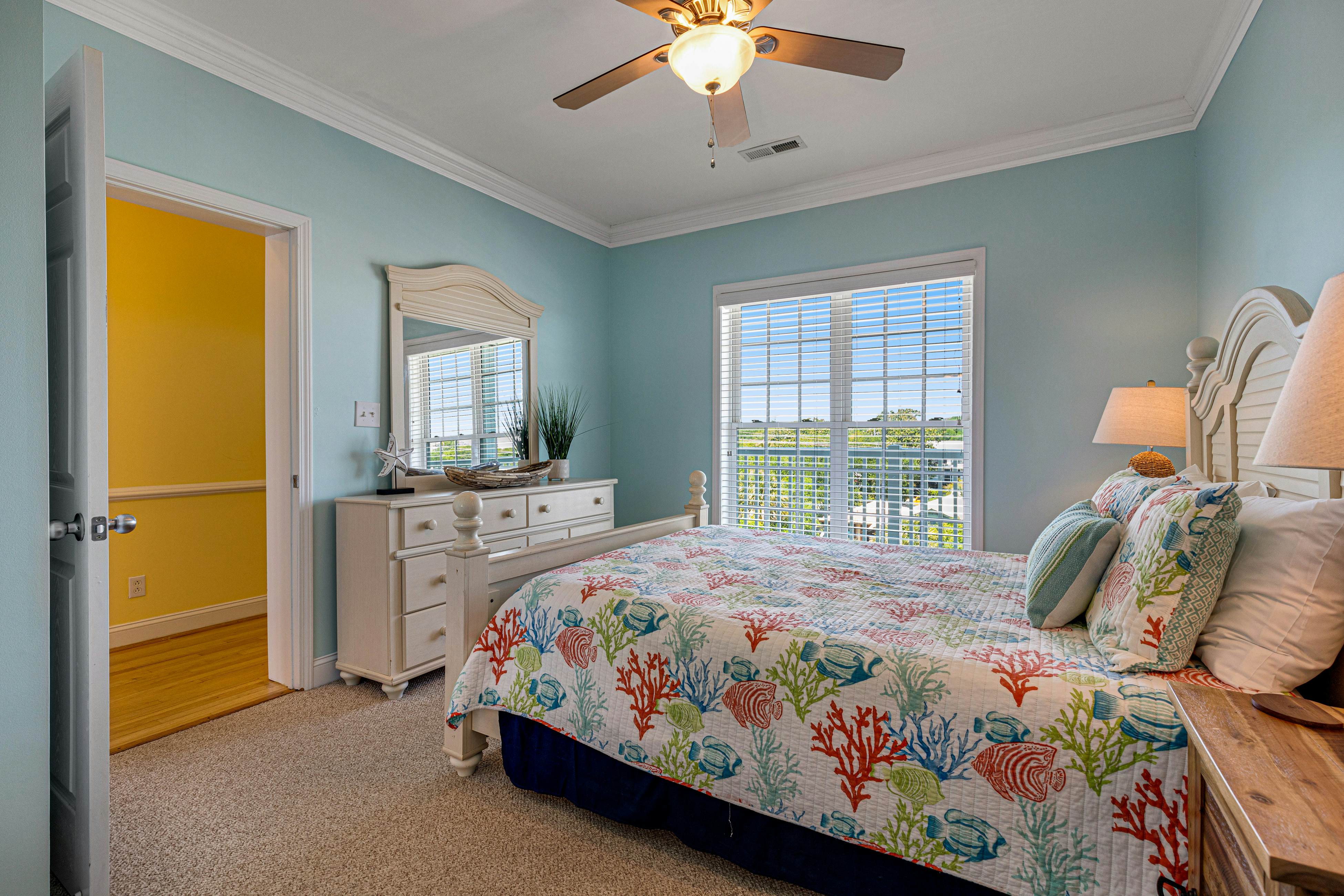 Third-floor condo with views of the ocean & shared pool