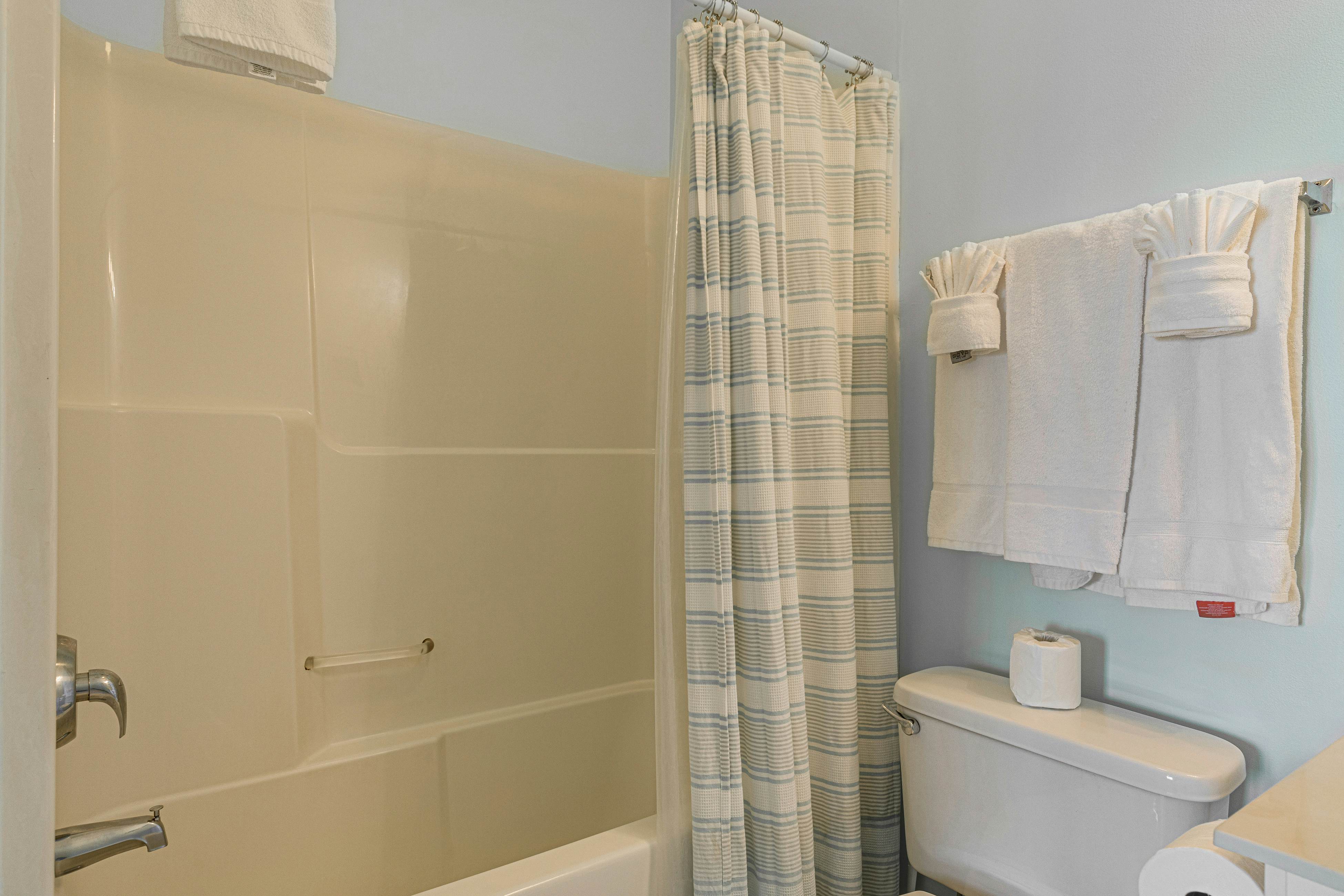 Third-floor condo with views of the ocean & shared pool