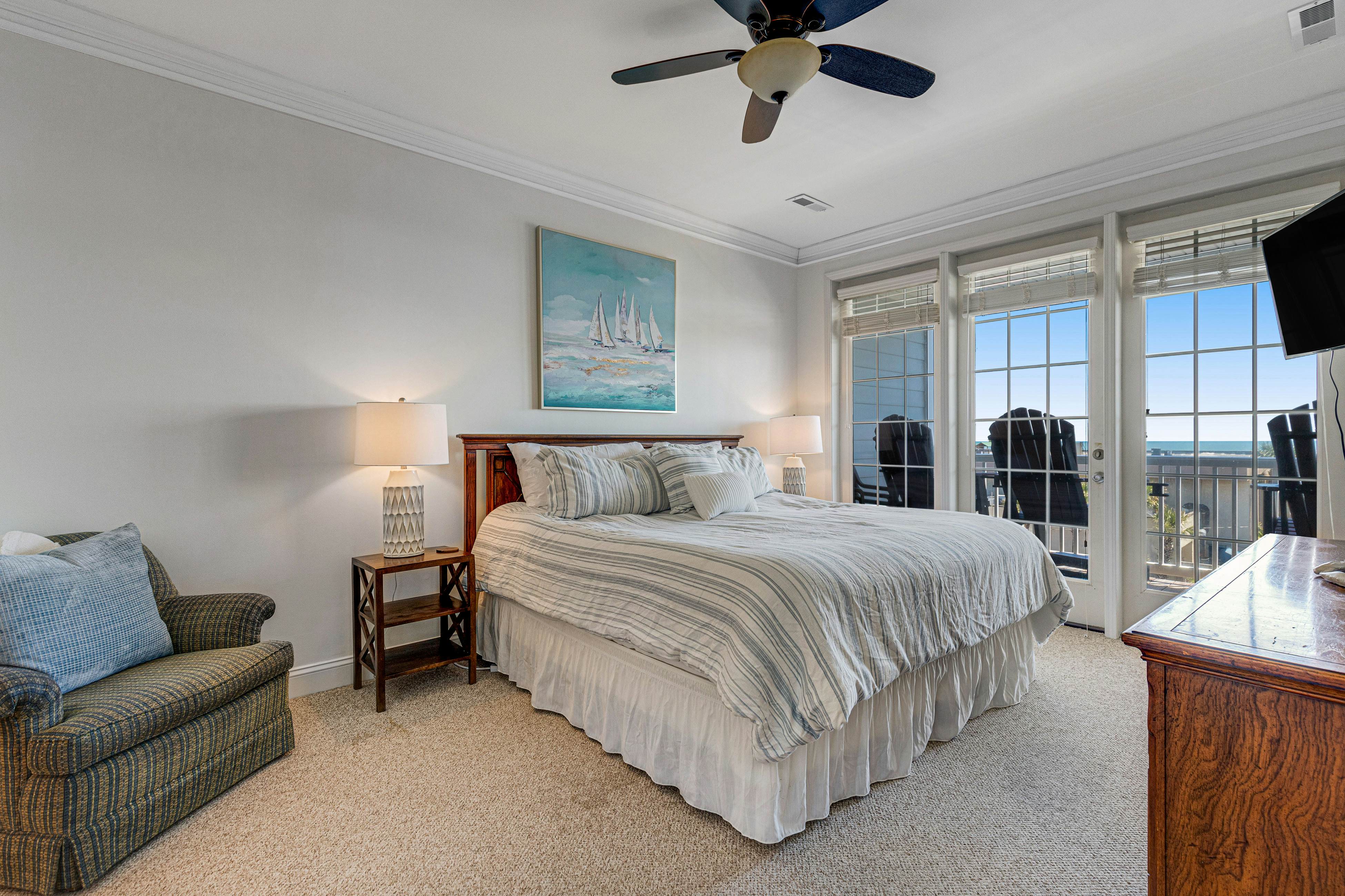 Third-floor condo with views of the ocean & shared pool