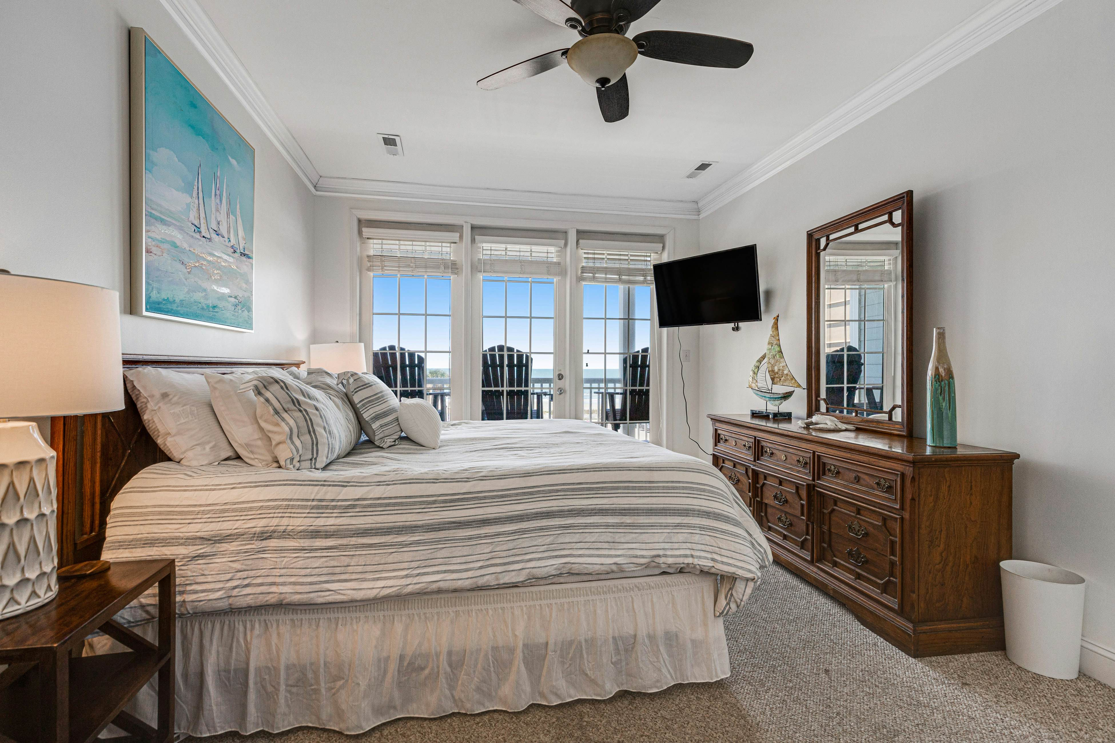 Third-floor condo with views of the ocean & shared pool