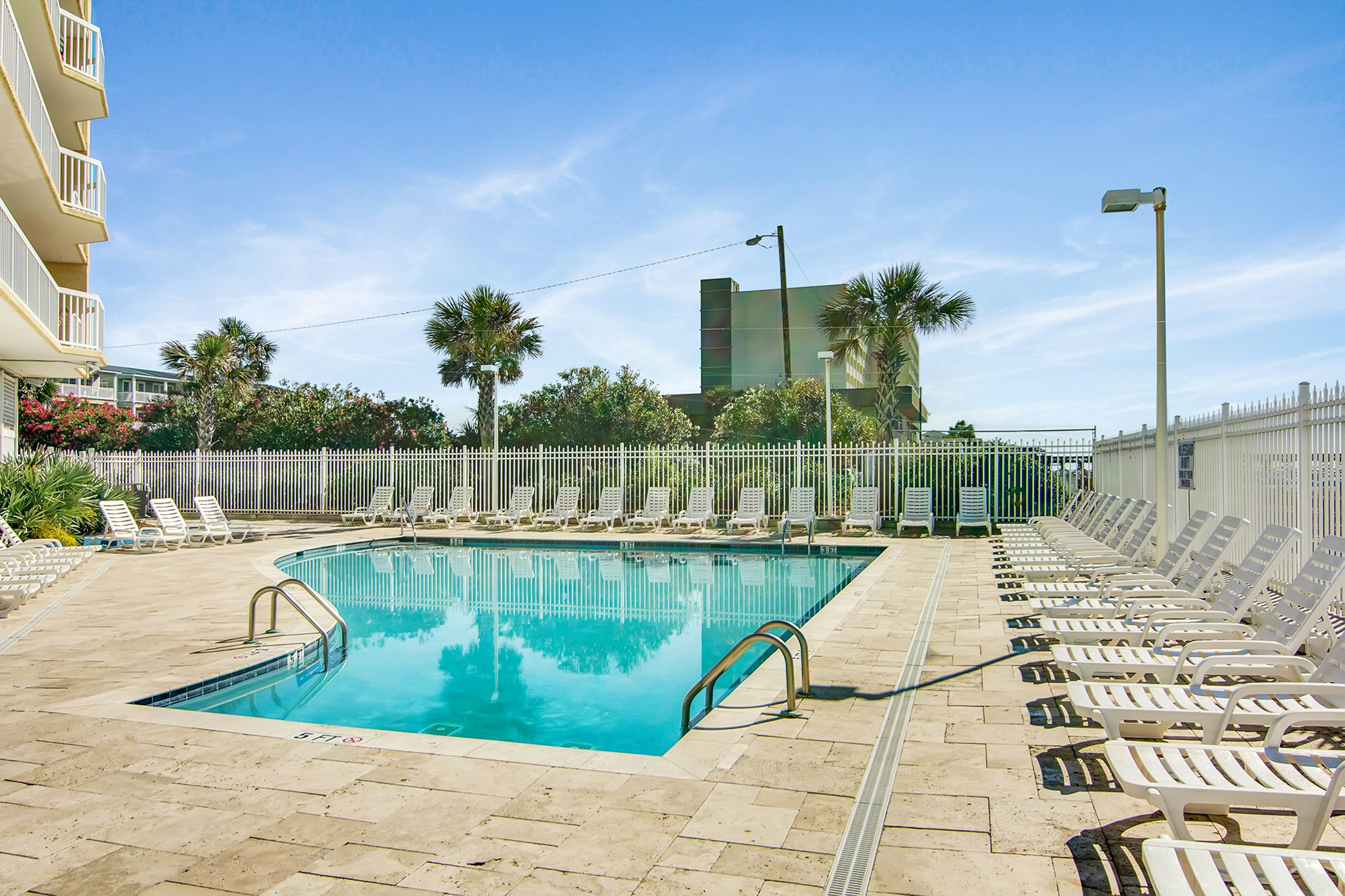 Oceanfront, fourth-floor villa with balcony, amazing view & 2 shared pools
