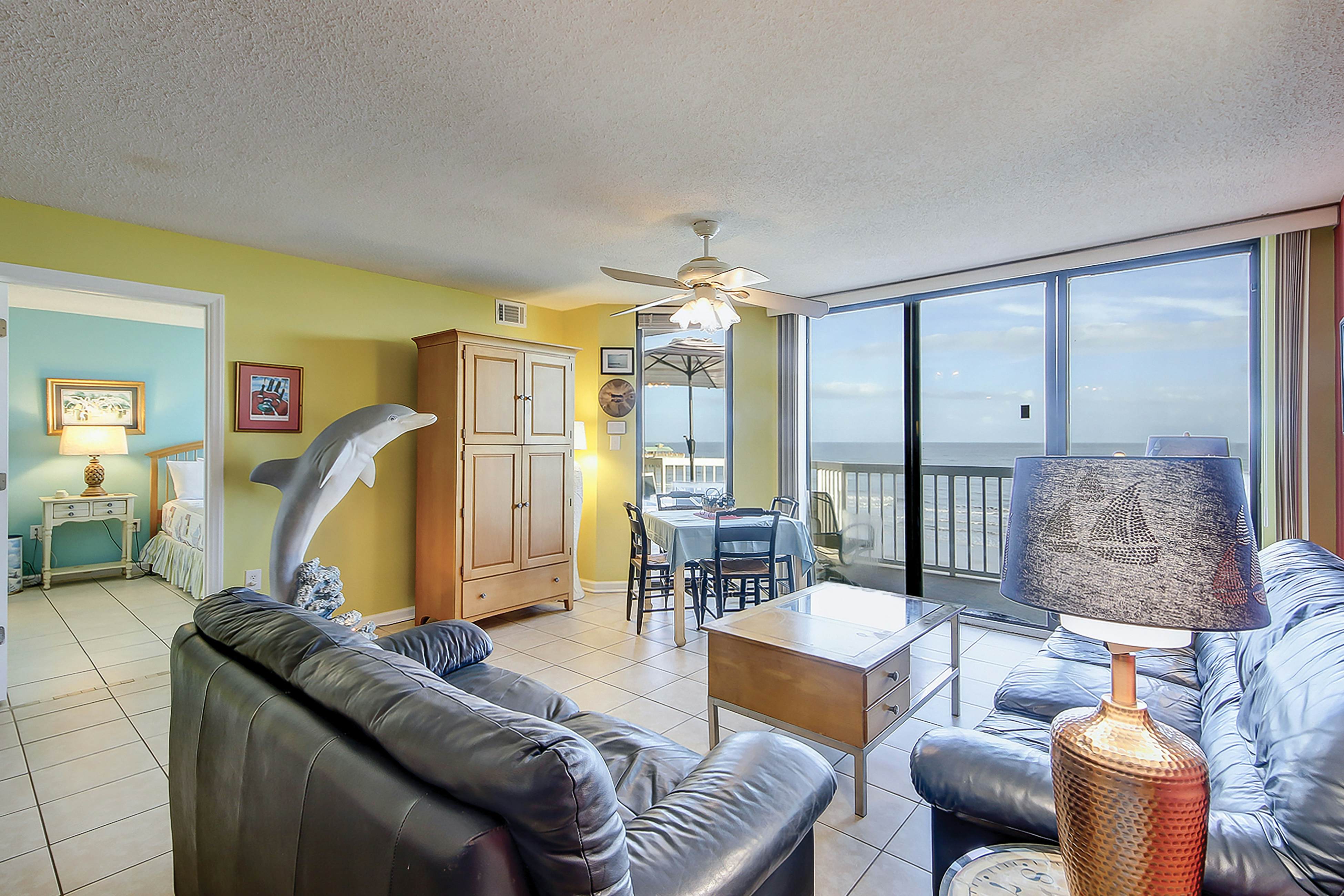 Oceanfront, fourth-floor villa with balcony, amazing view & 2 shared pools