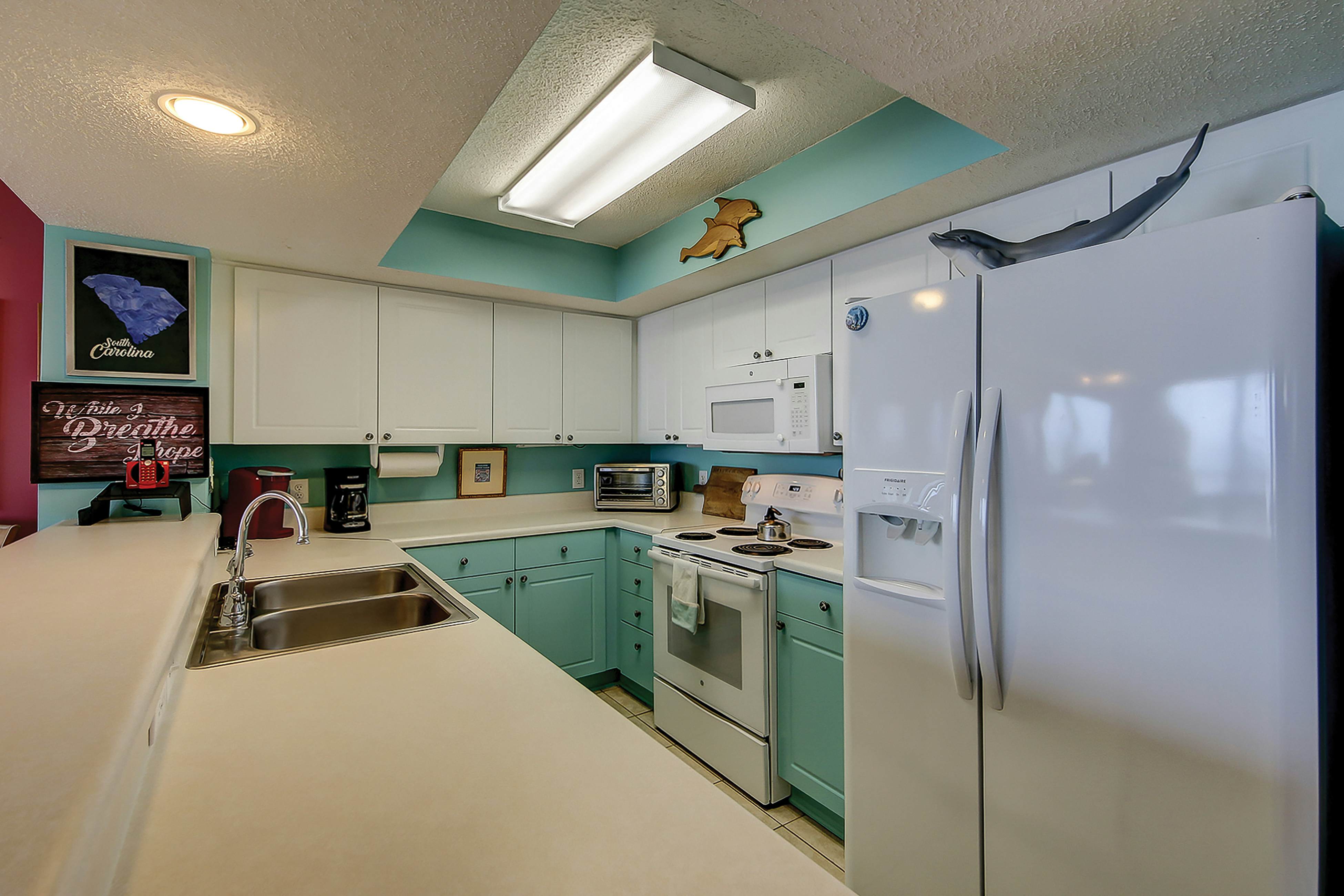 Oceanfront, fourth-floor villa with balcony, amazing view & 2 shared pools