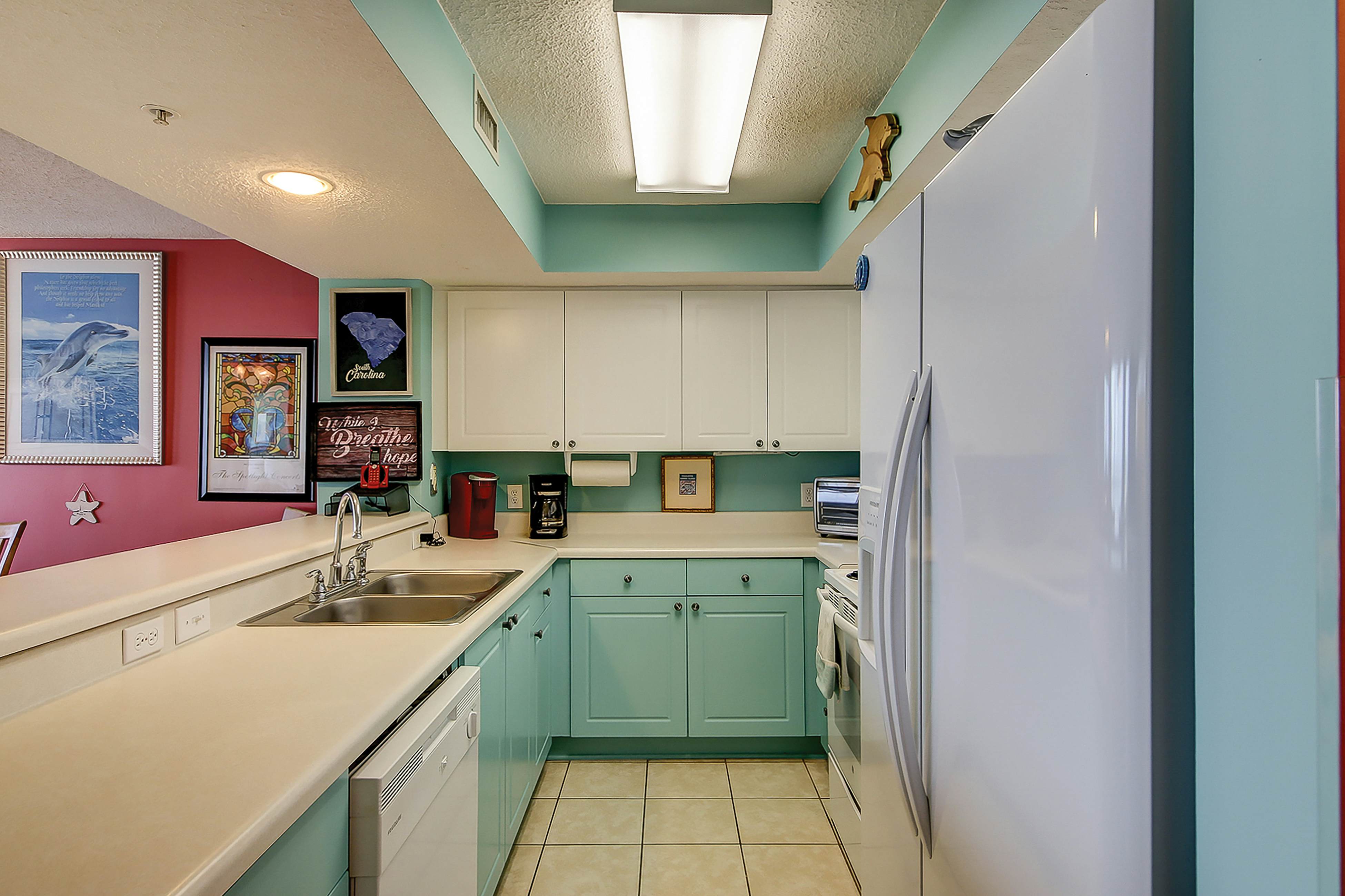 Oceanfront, fourth-floor villa with balcony, amazing view & 2 shared pools