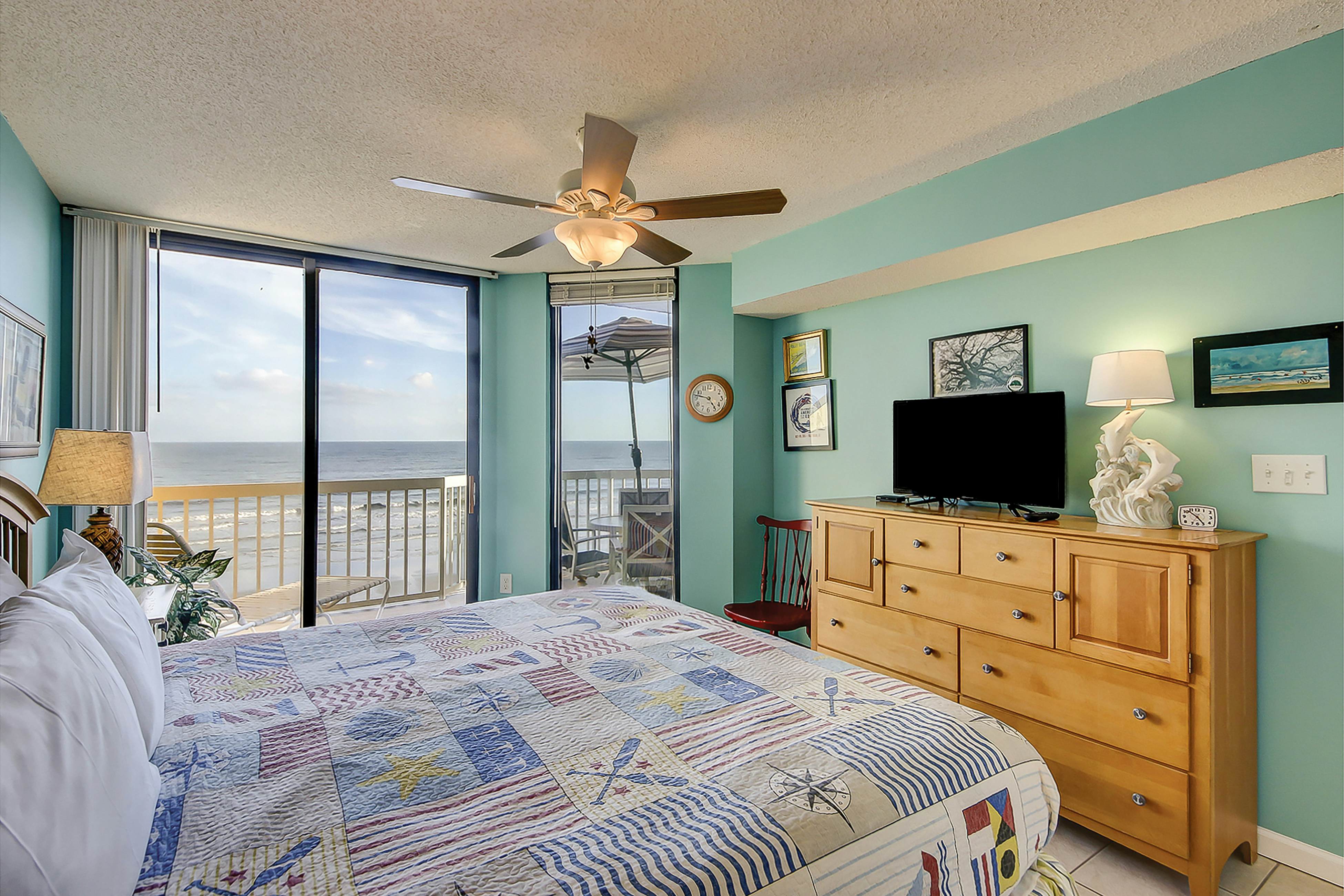 Oceanfront, fourth-floor villa with balcony, amazing view & 2 shared pools