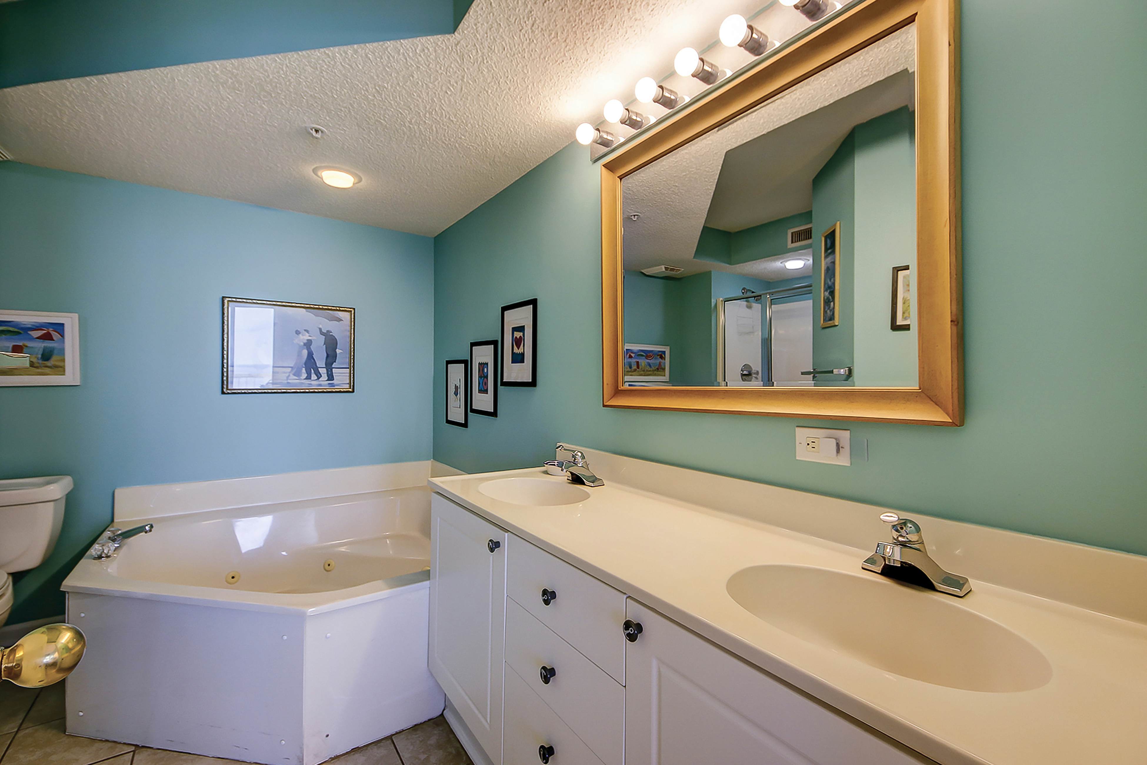 Oceanfront, fourth-floor villa with balcony, amazing view & 2 shared pools