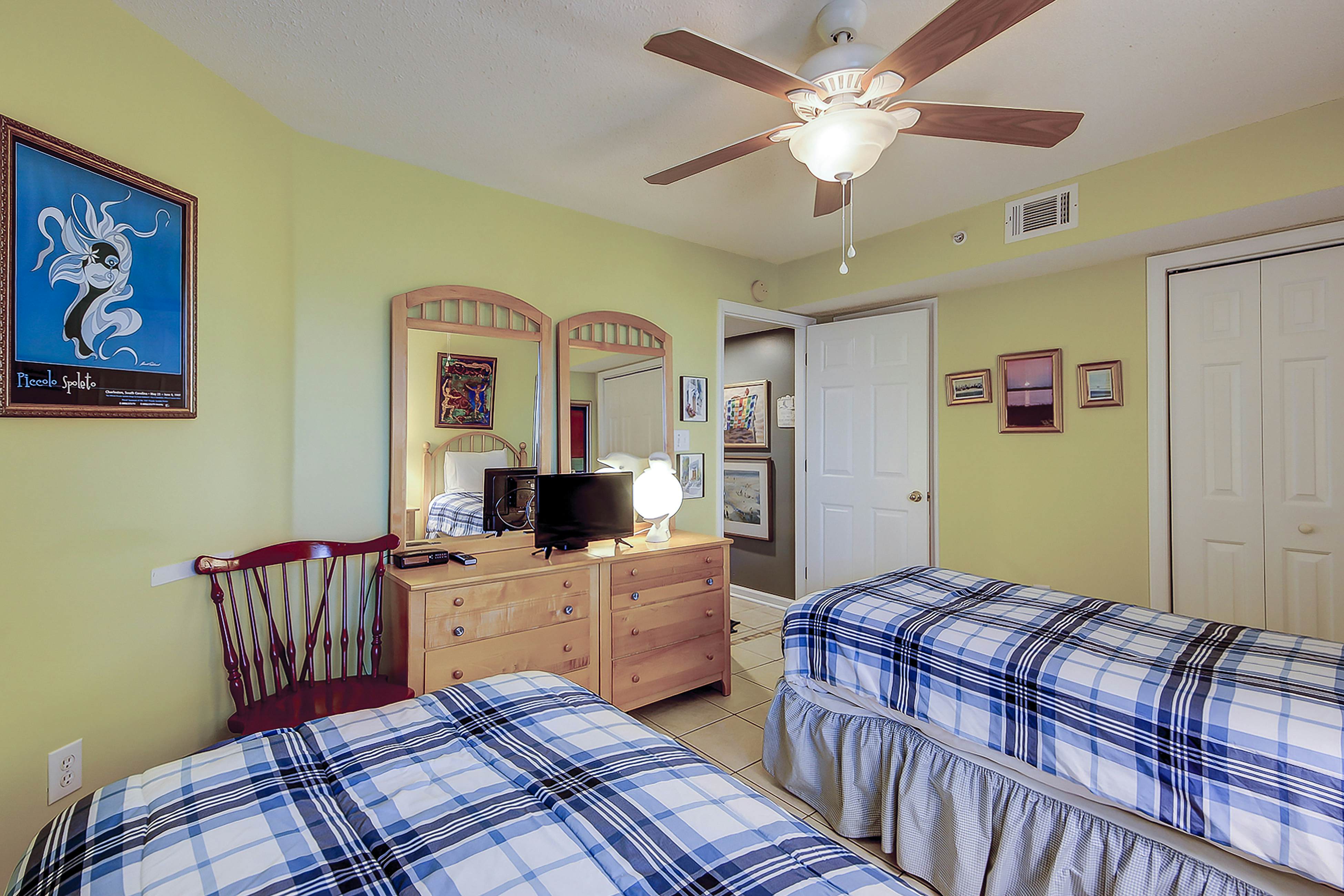 Oceanfront, fourth-floor villa with balcony, amazing view & 2 shared pools