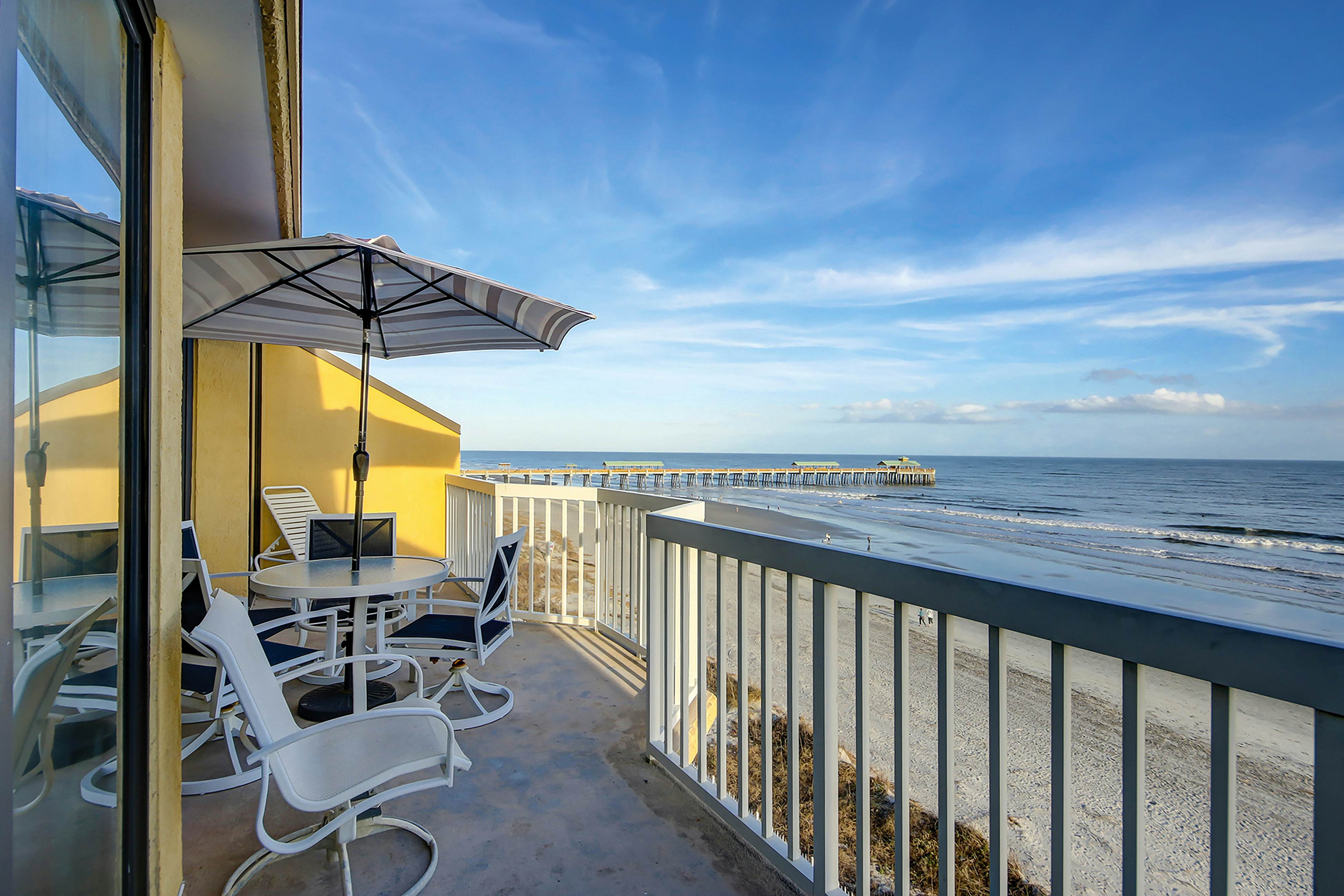 Oceanfront, fourth-floor villa with balcony, amazing view & 2 shared pools