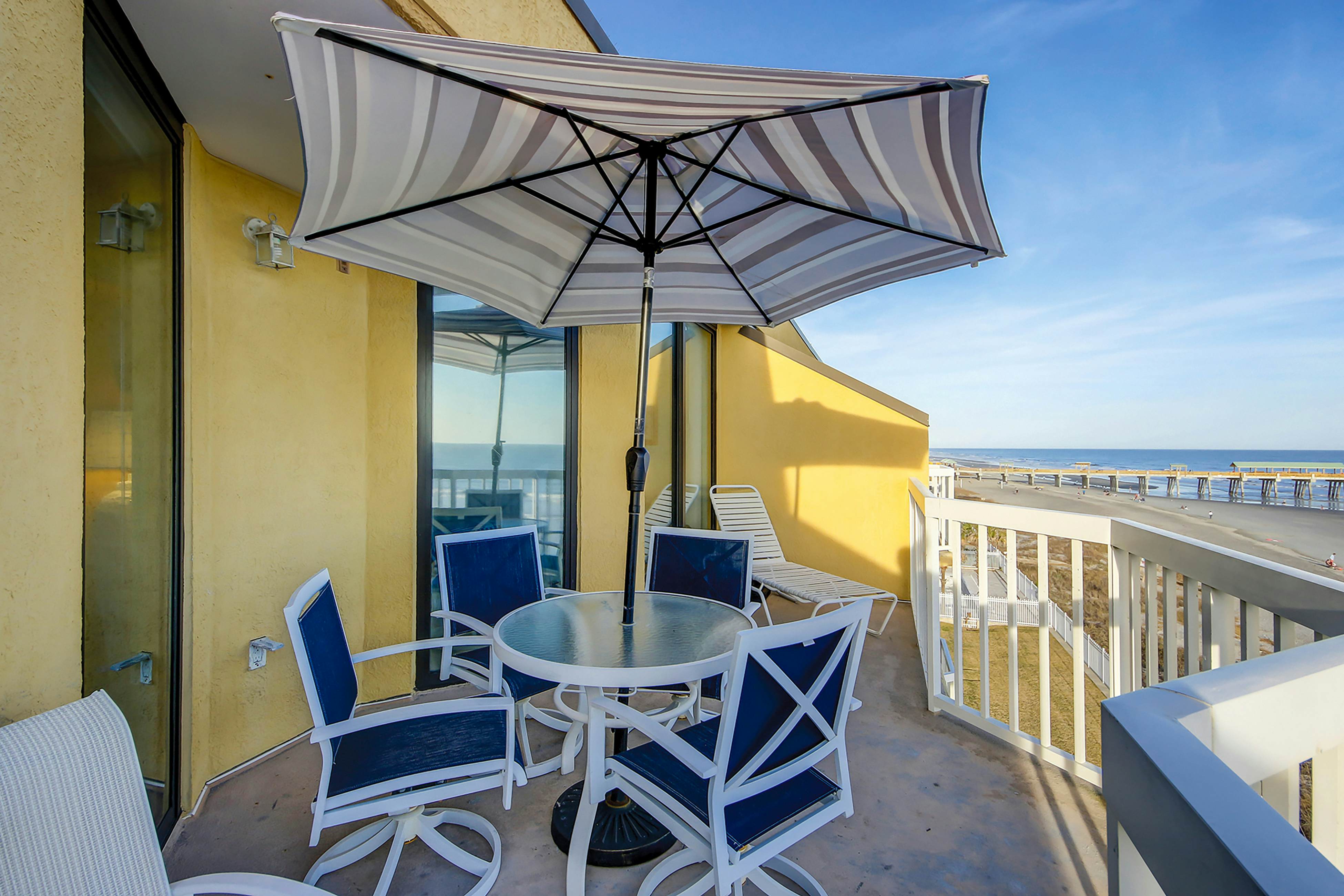 Oceanfront, fourth-floor villa with balcony, amazing view & 2 shared pools