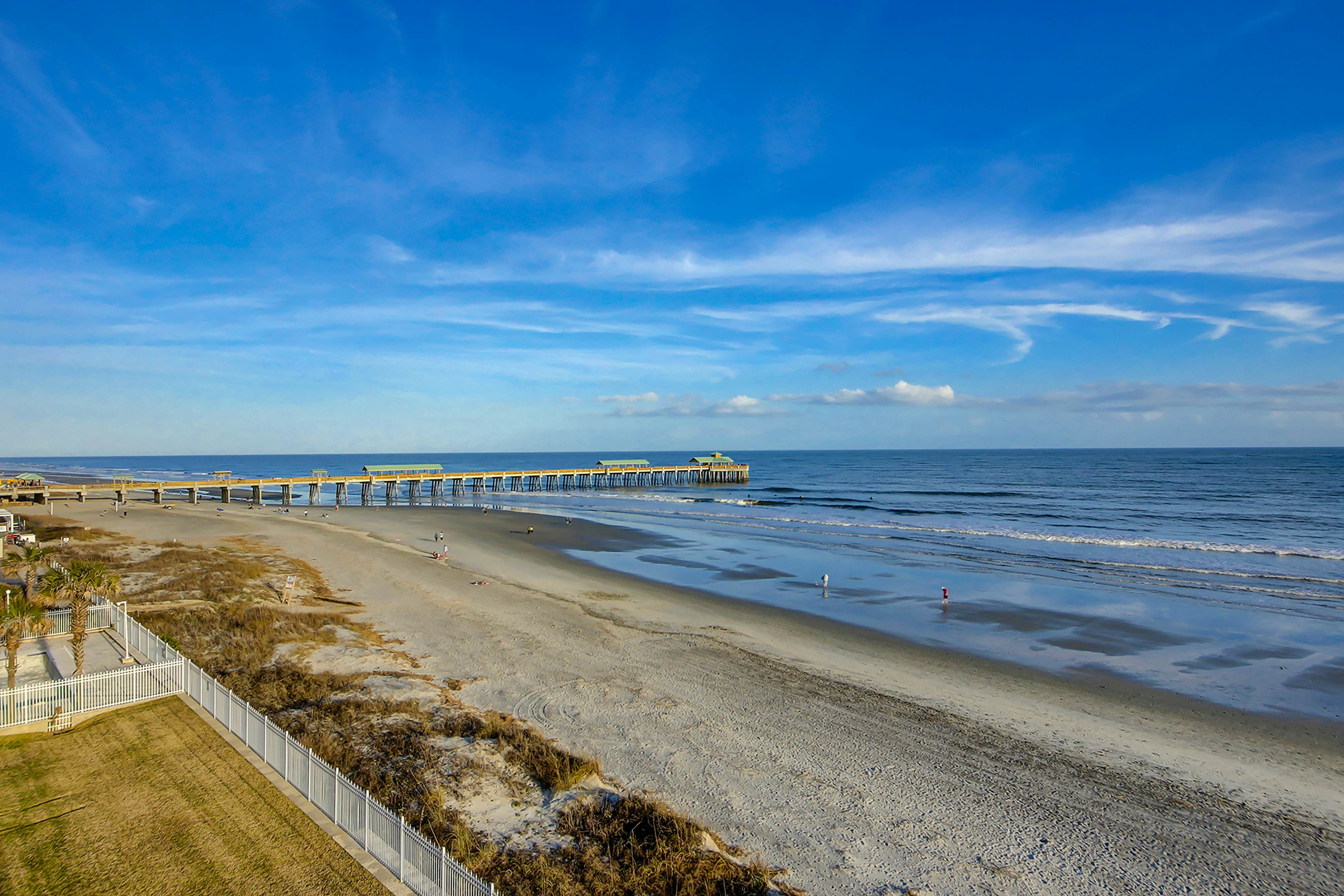 Oceanfront, fourth-floor villa with balcony, amazing view & 2 shared pools