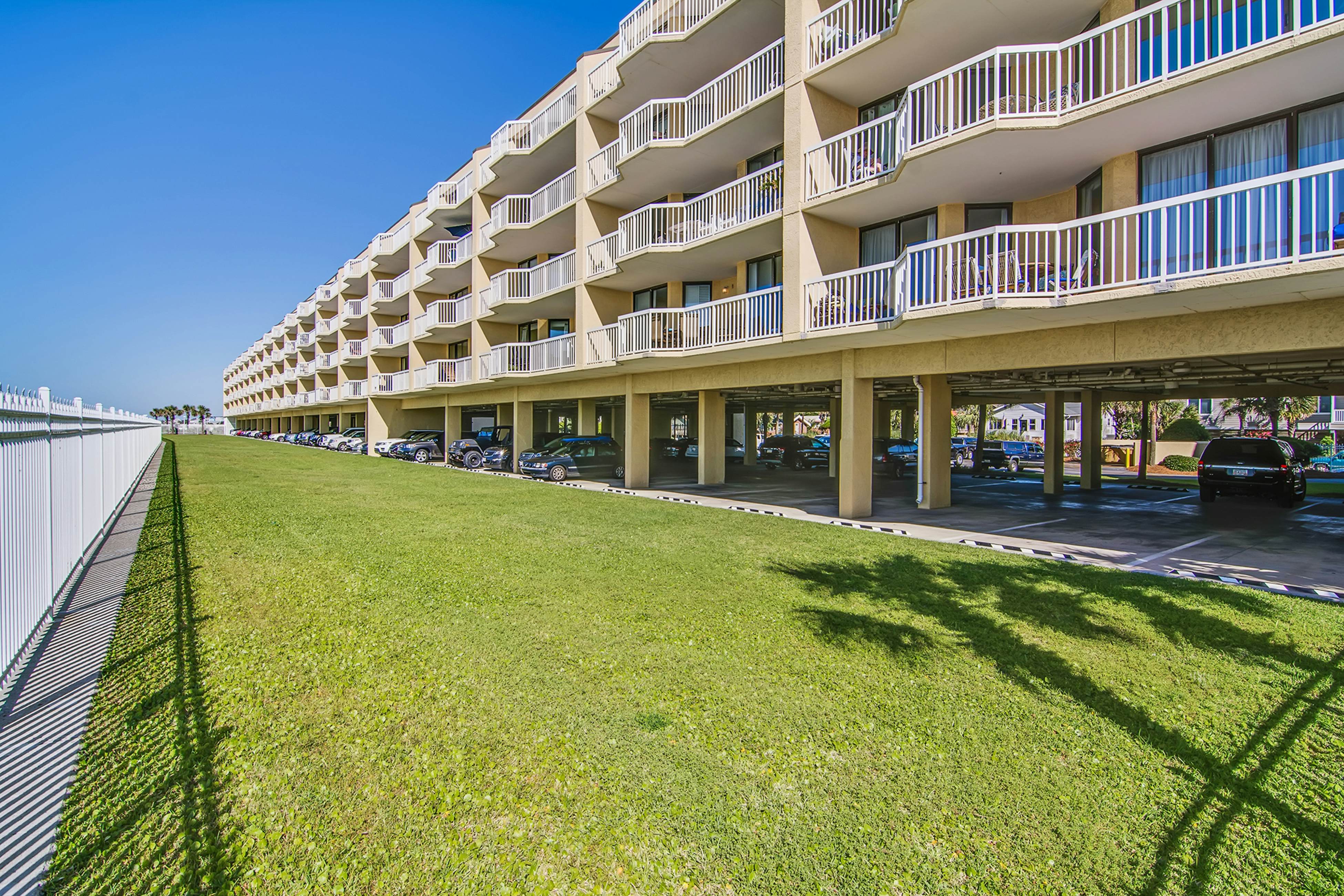 Oceanfront, fourth-floor villa with balcony, amazing view & 2 shared pools