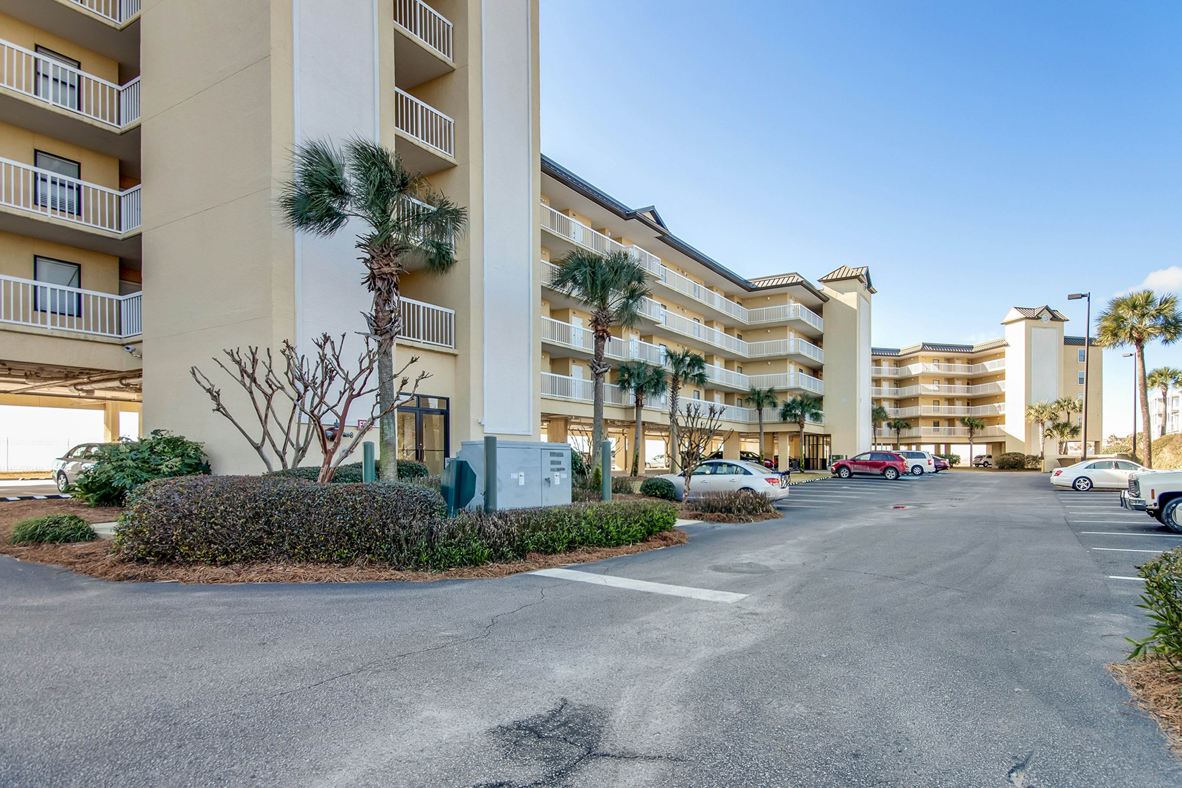 Oceanfront, fourth-floor villa with balcony, amazing view & 2 shared pools
