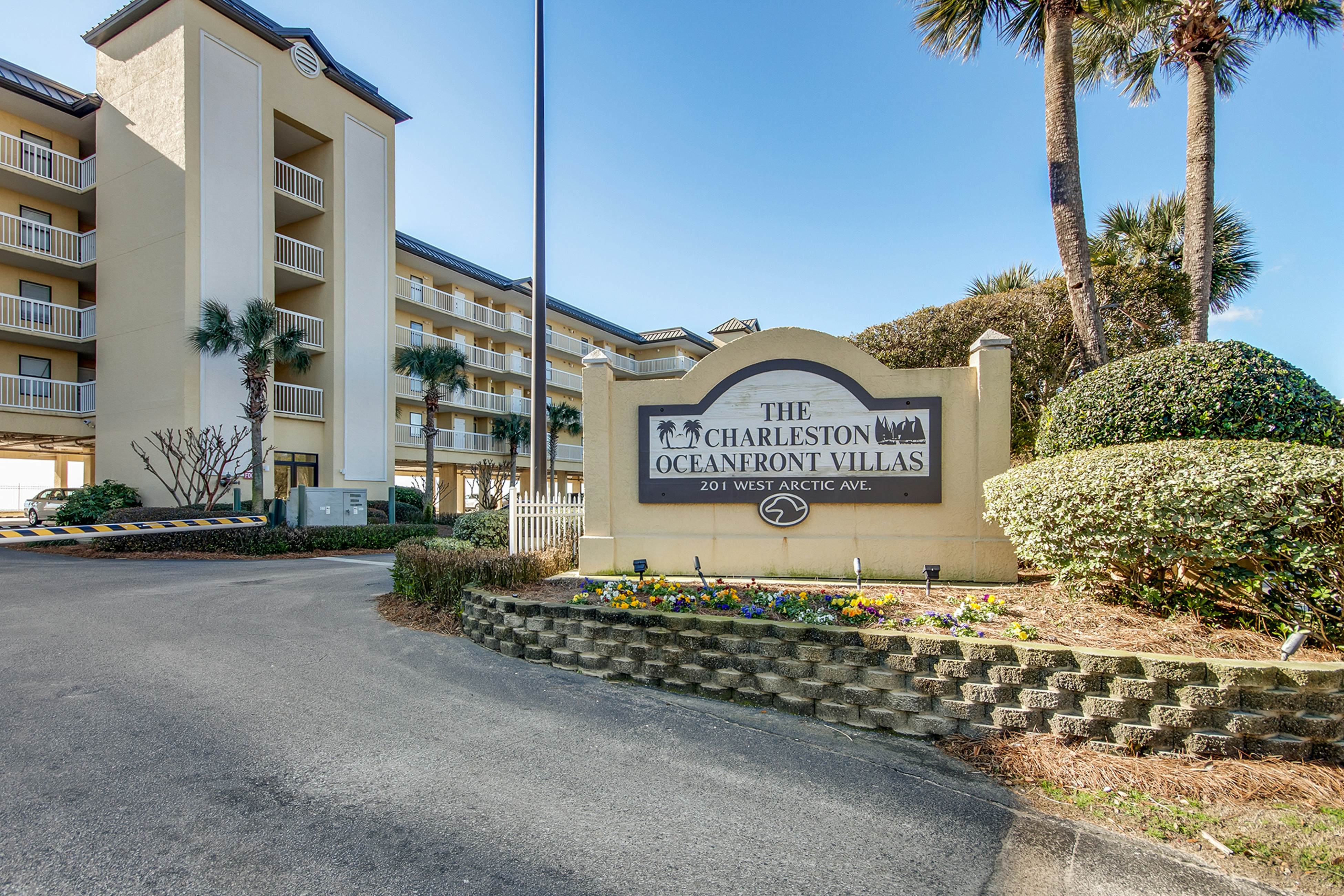 Oceanfront, fourth-floor villa with balcony, amazing view & 2 shared pools