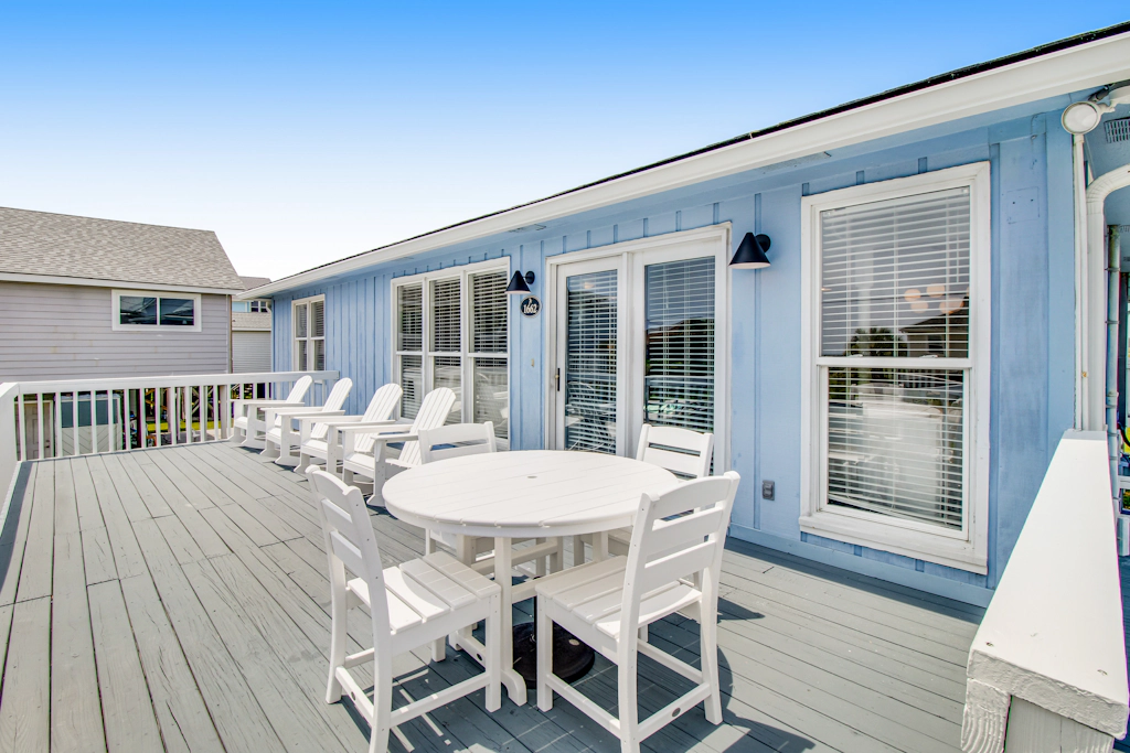 Home with Free WiFi, a Full Kitchen, Five Decks, & Amazing Marsh Views