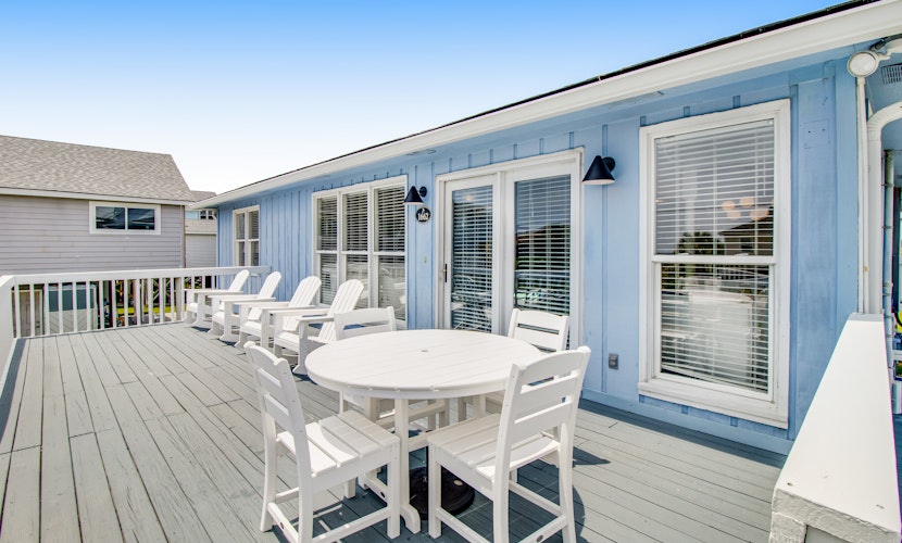 Home with Free WiFi, a Full Kitchen, Five Decks, & Amazing Marsh Views