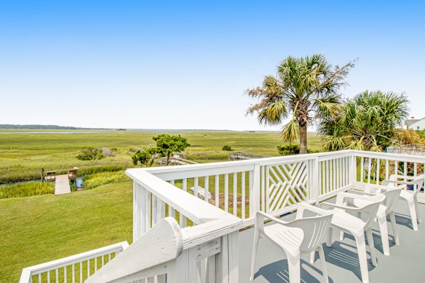 Home with Free WiFi, a Full Kitchen, Five Decks, & Amazing Marsh Views