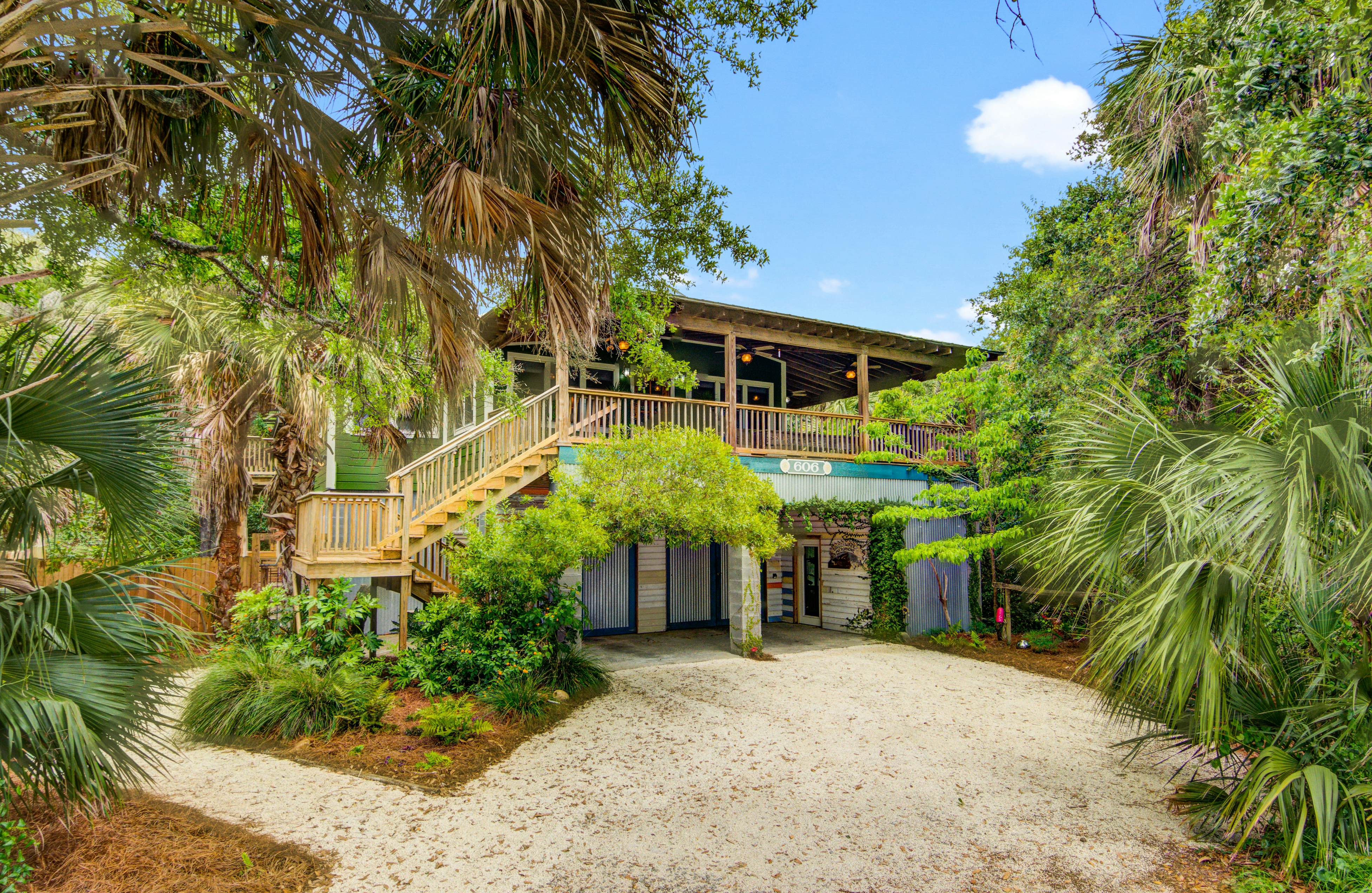 Dog-friendly tropical oasis w/ private deck/ yard - close to beach & everything