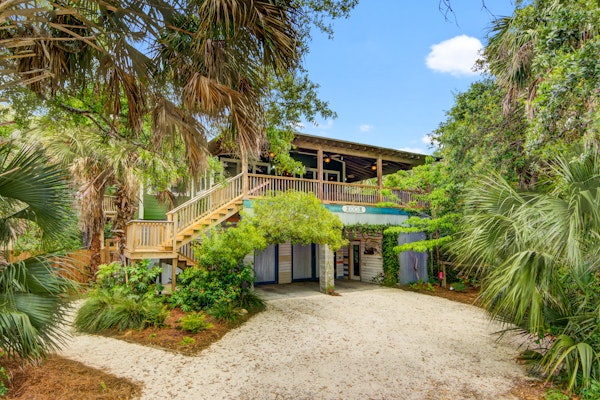 Dog-friendly tropical oasis w/ private deck/ yard - close to beach & everything