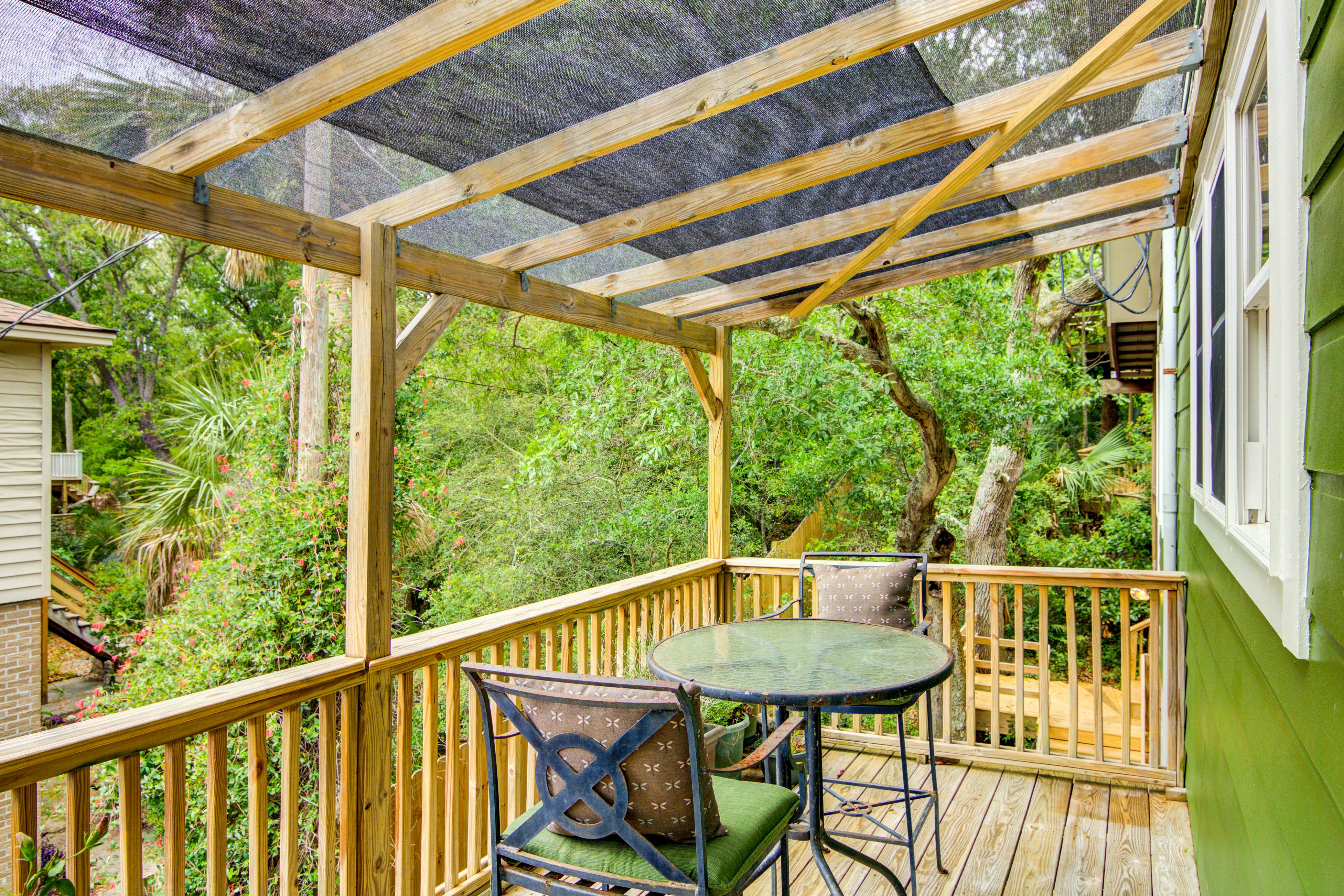 Dog-friendly tropical oasis w/ private deck/ yard - close to beach & everything