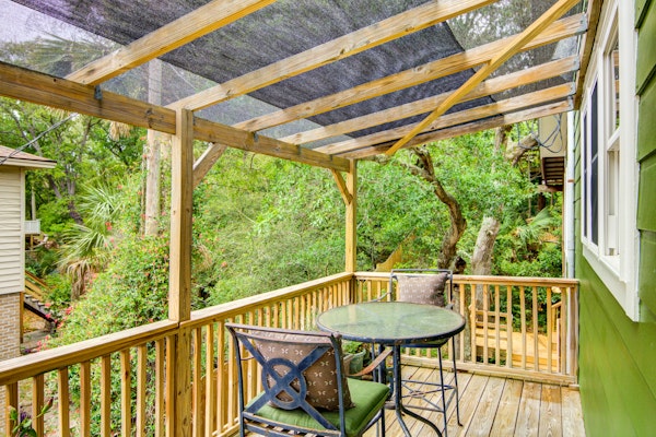 Dog-friendly tropical oasis w/ private deck/ yard - close to beach & everything