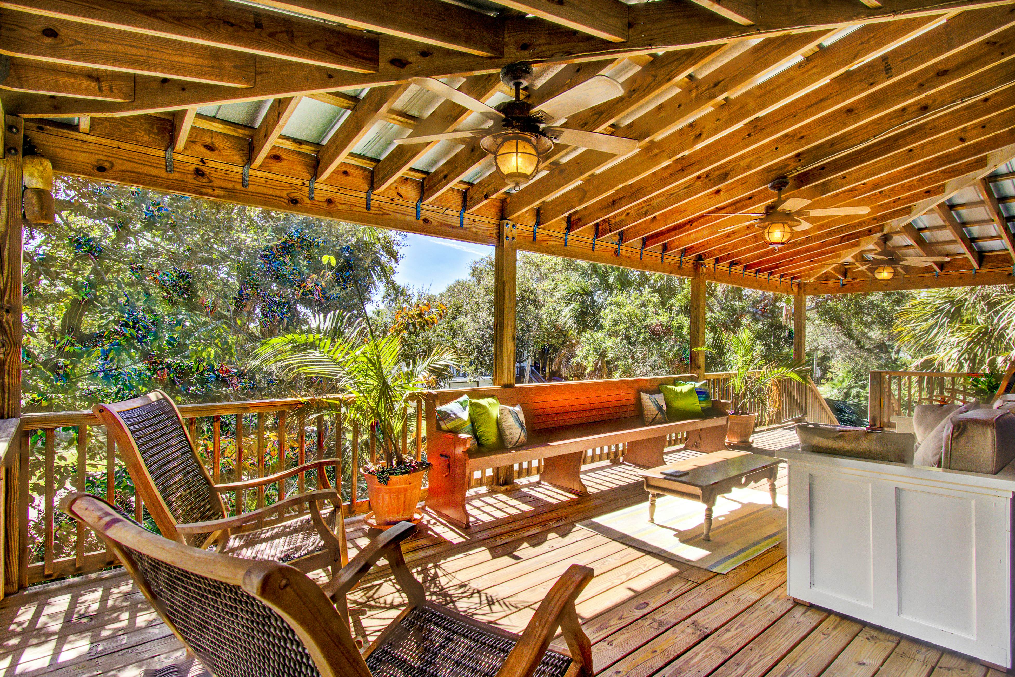 Dog-friendly tropical oasis w/ private deck/ yard - close to beach & everything