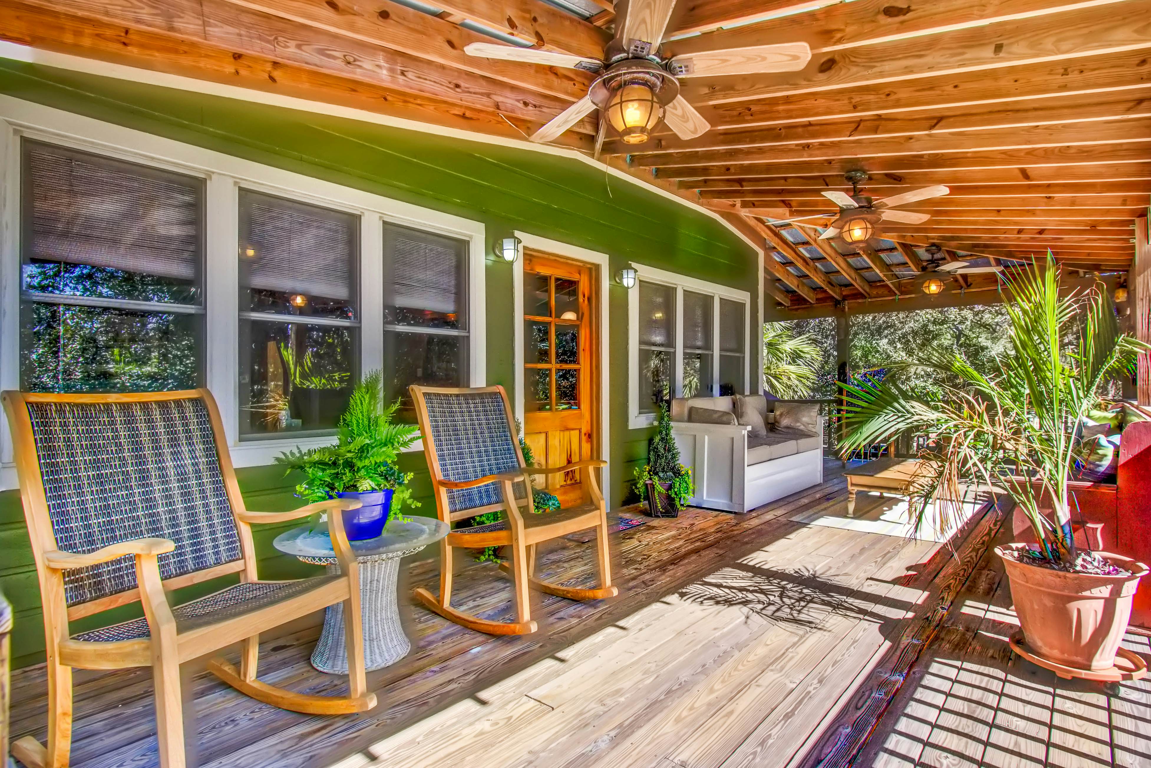 Dog-friendly tropical oasis w/ private deck/ yard - close to beach & everything