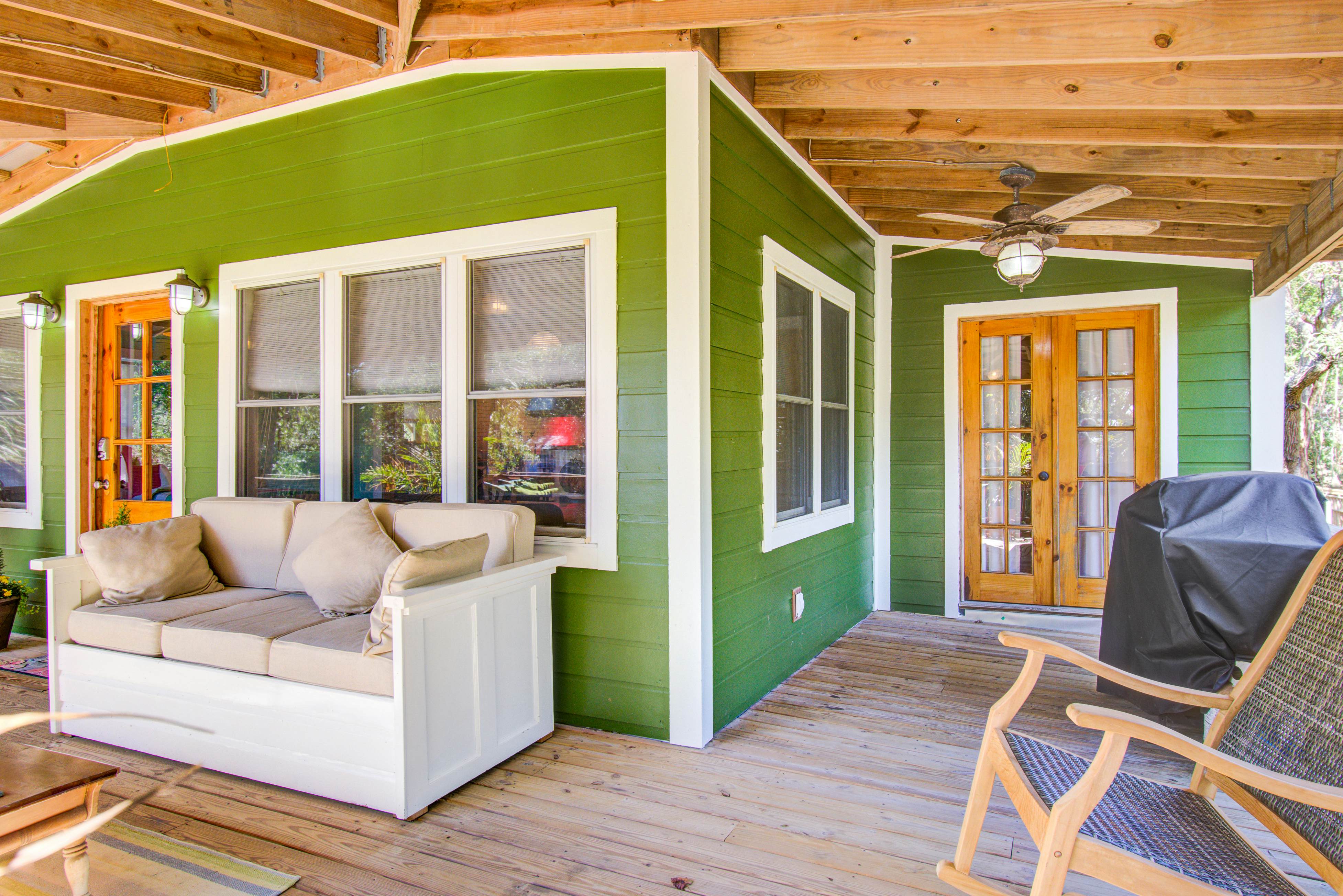 Dog-friendly tropical oasis w/ private deck/ yard - close to beach & everything