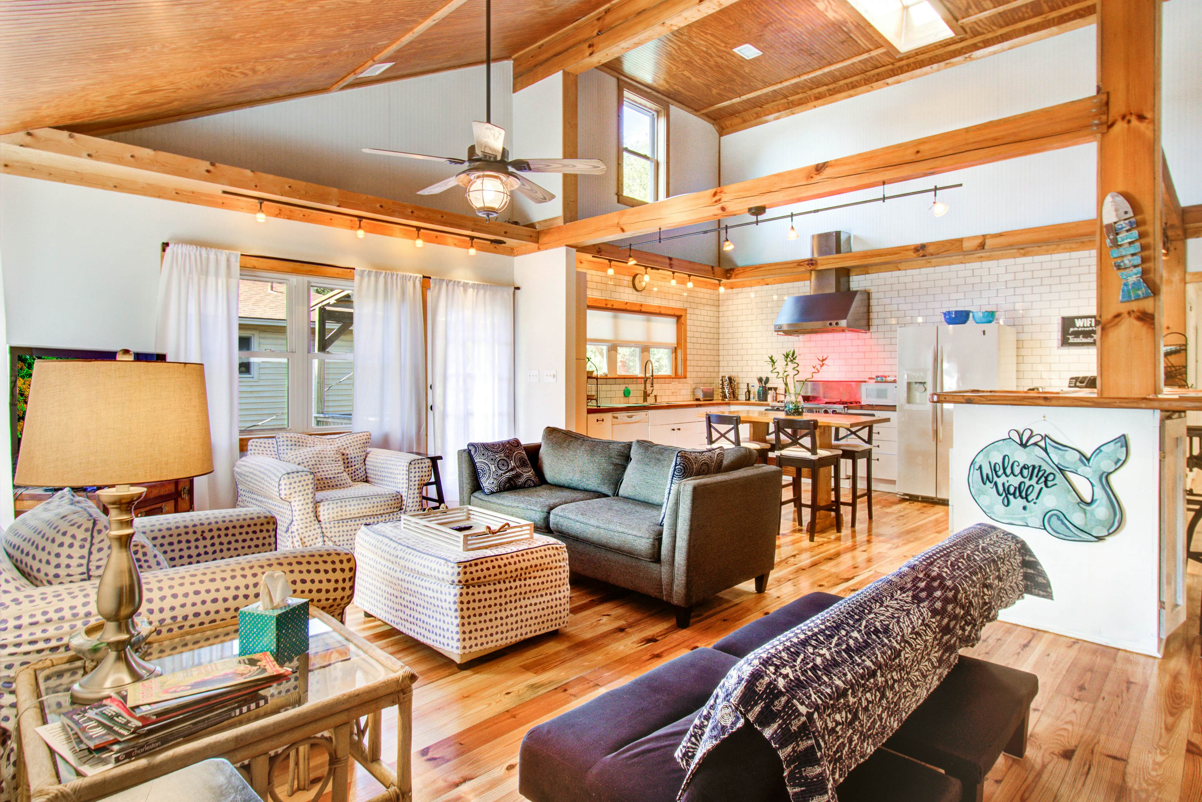 Dog-friendly tropical oasis w/ private deck/ yard - close to beach & everything