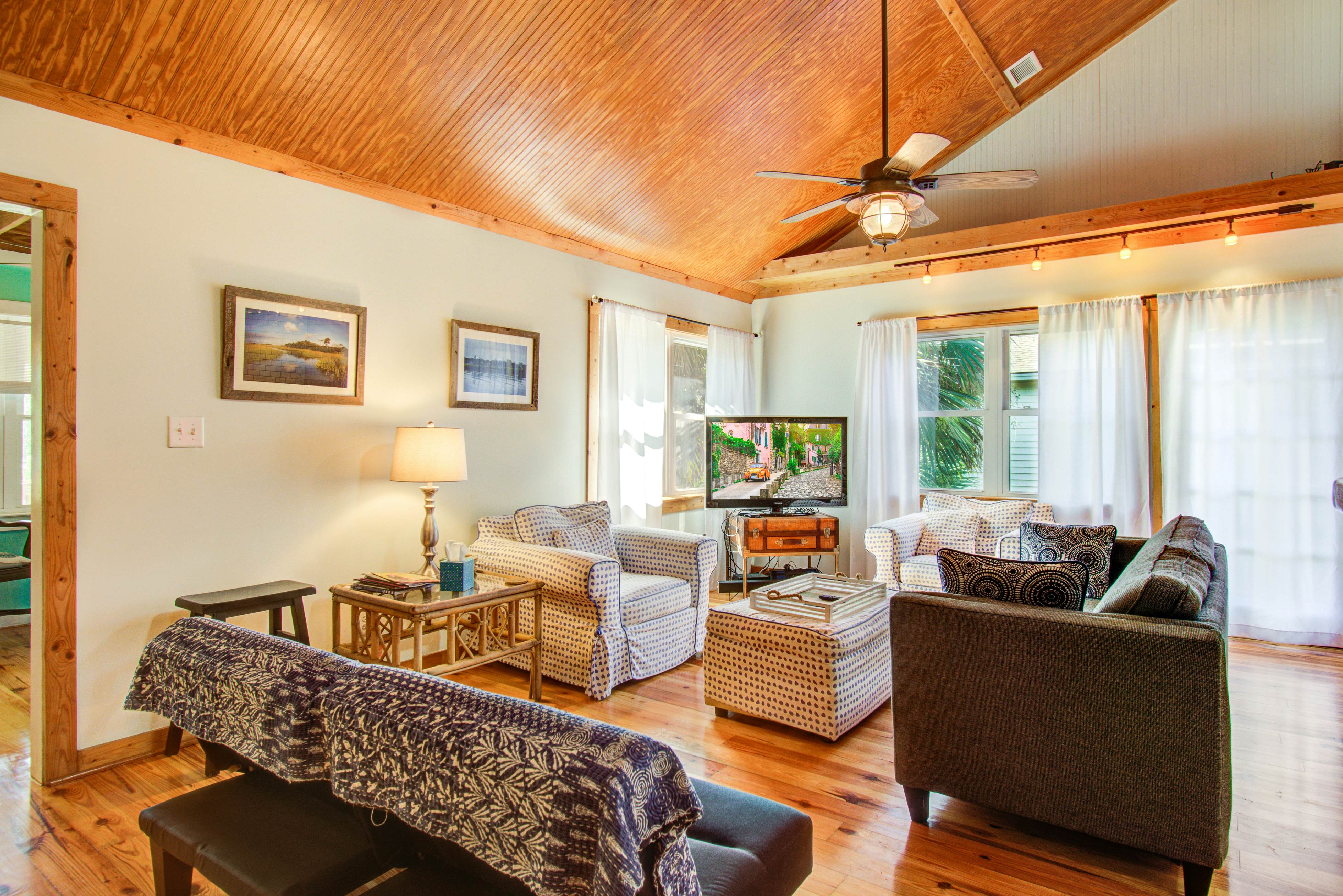 Dog-friendly tropical oasis w/ private deck/ yard - close to beach & everything