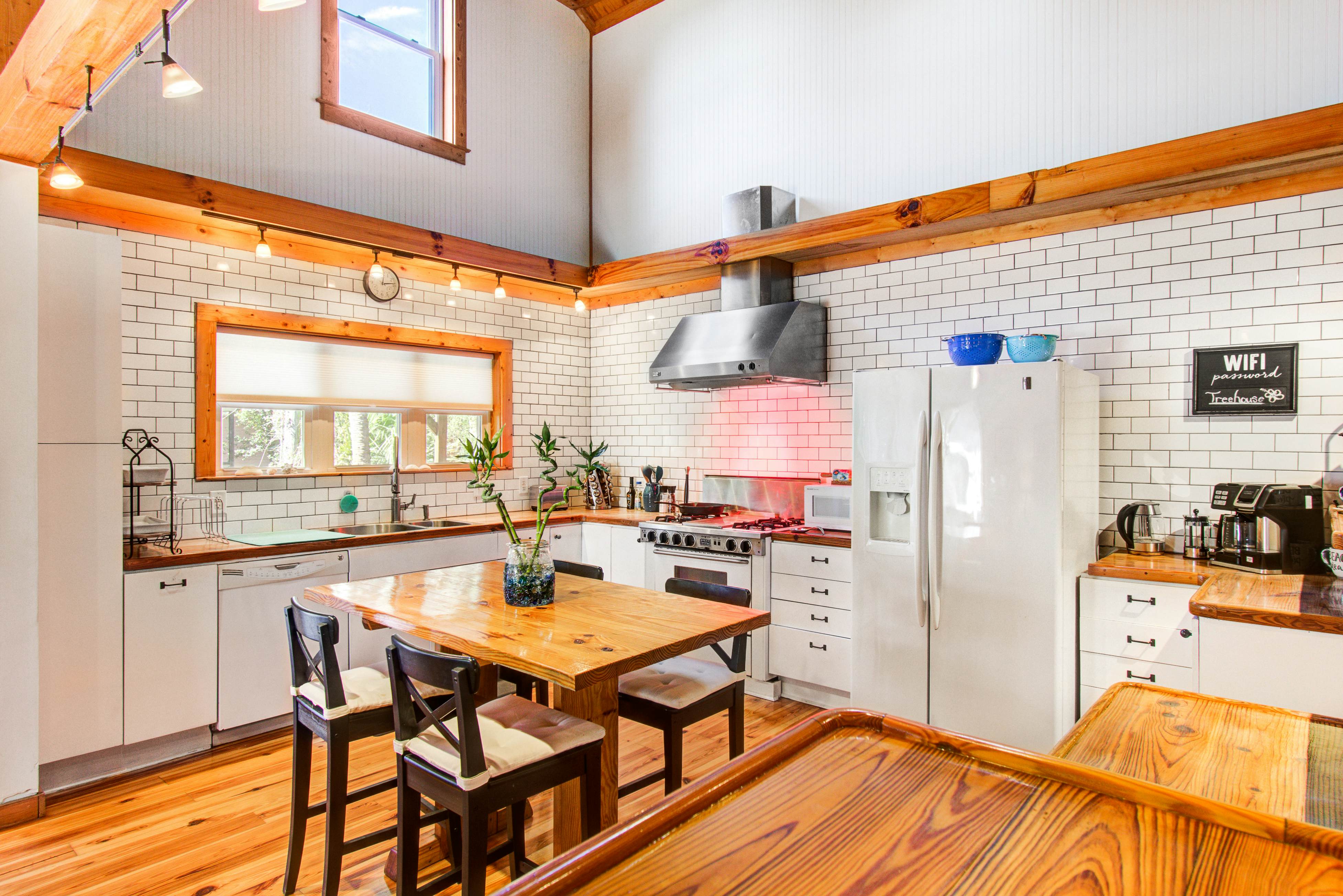 Dog-friendly tropical oasis w/ private deck/ yard - close to beach & everything