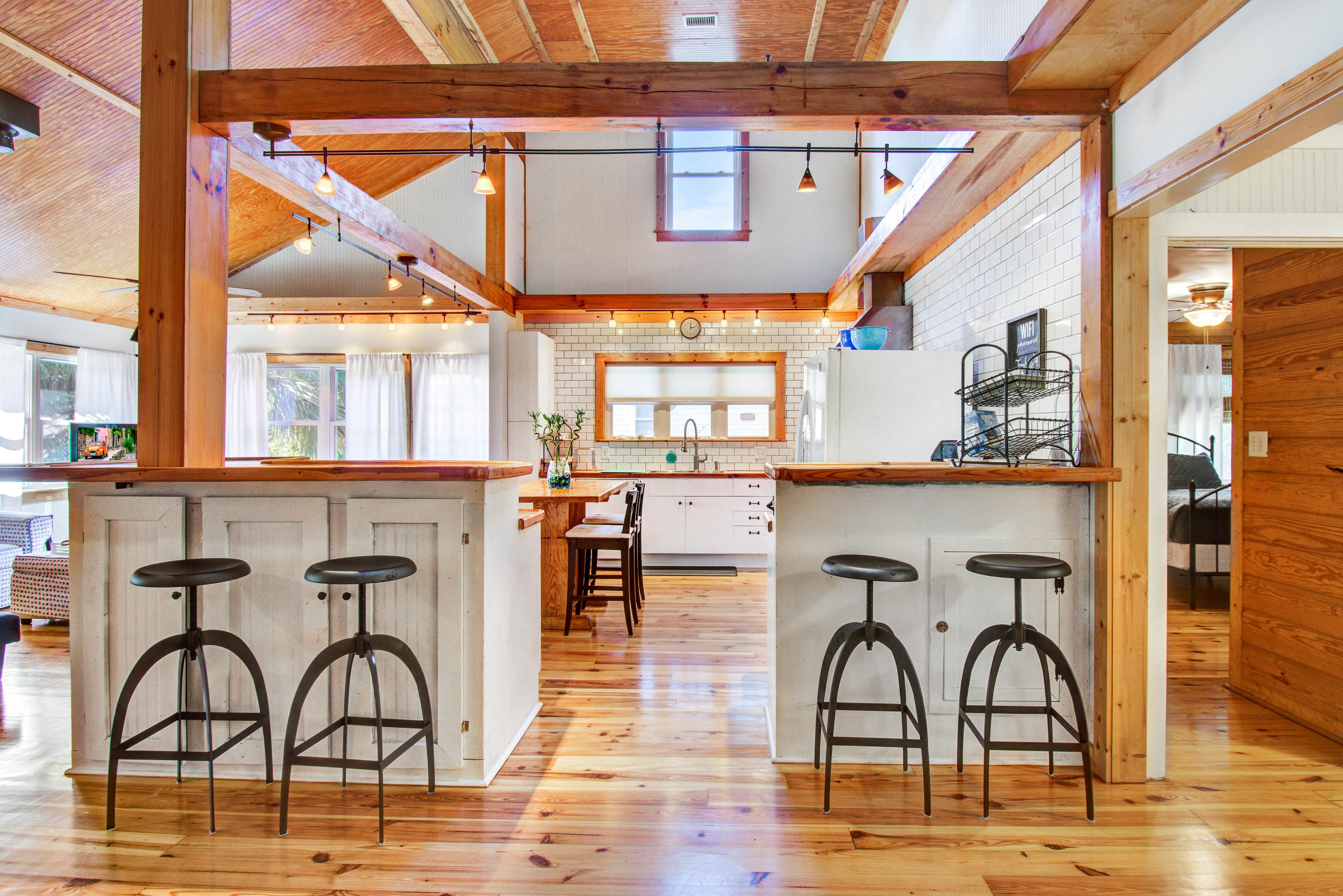 Dog-friendly tropical oasis w/ private deck/ yard - close to beach & everything