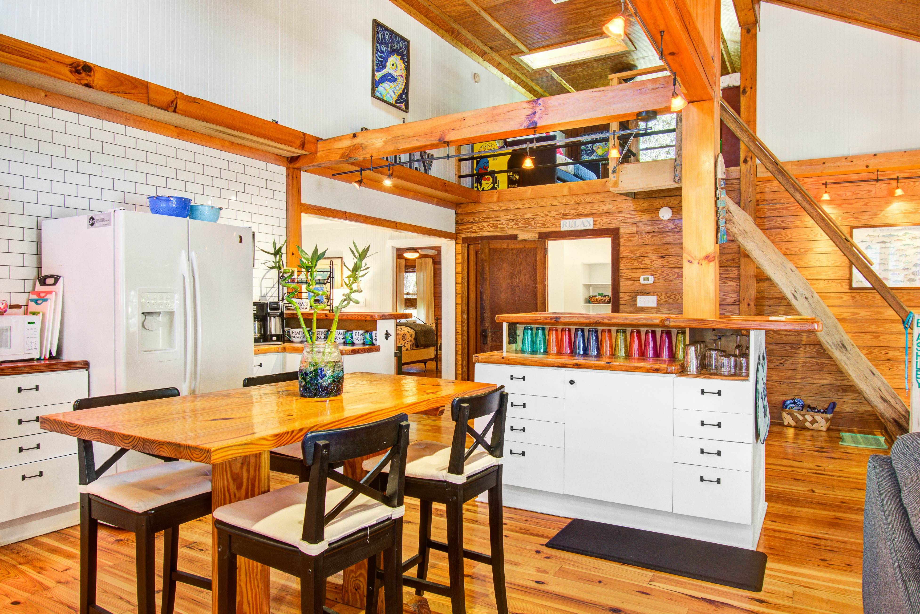 Dog-friendly tropical oasis w/ private deck/ yard - close to beach & everything