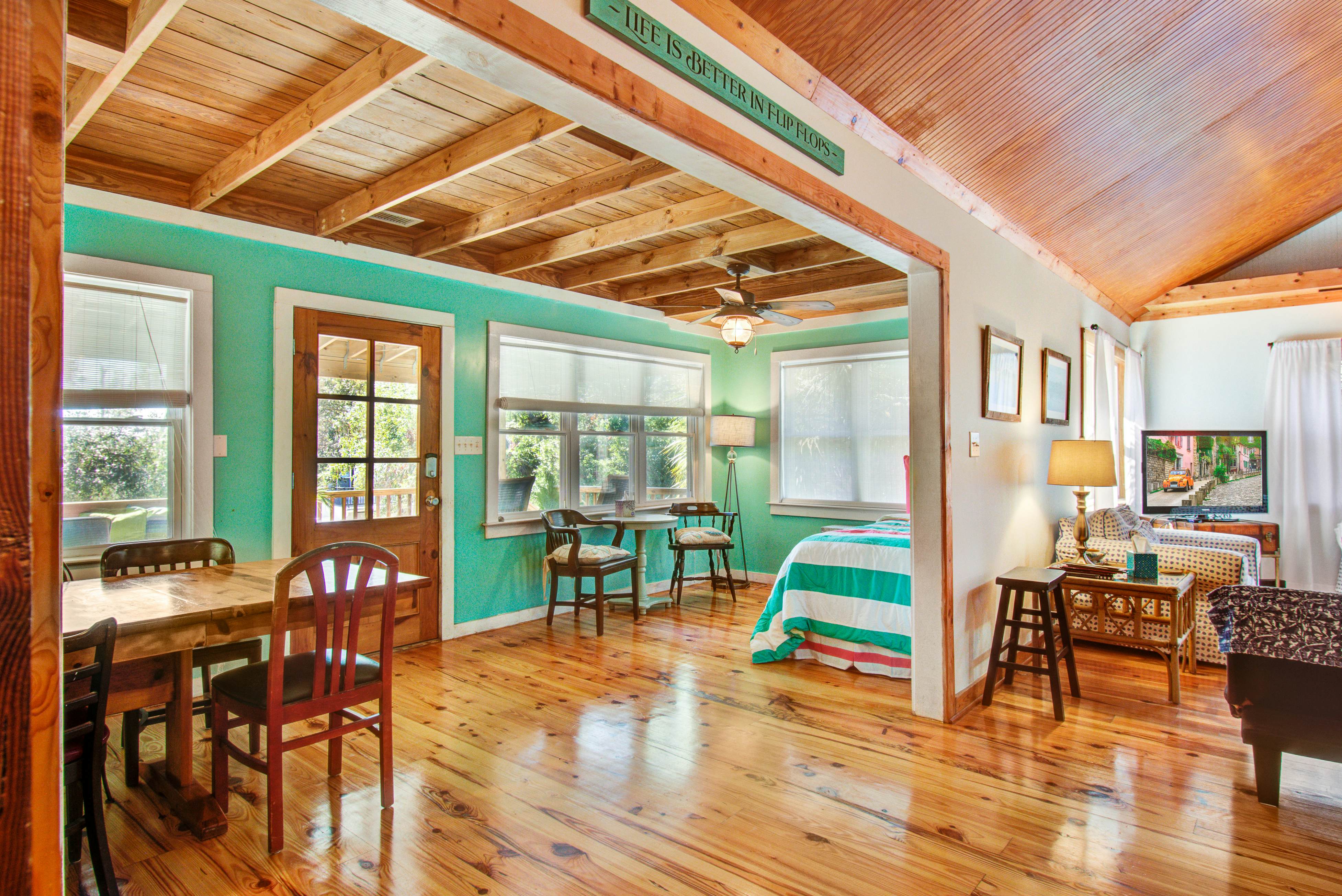 Dog-friendly tropical oasis w/ private deck/ yard - close to beach & everything