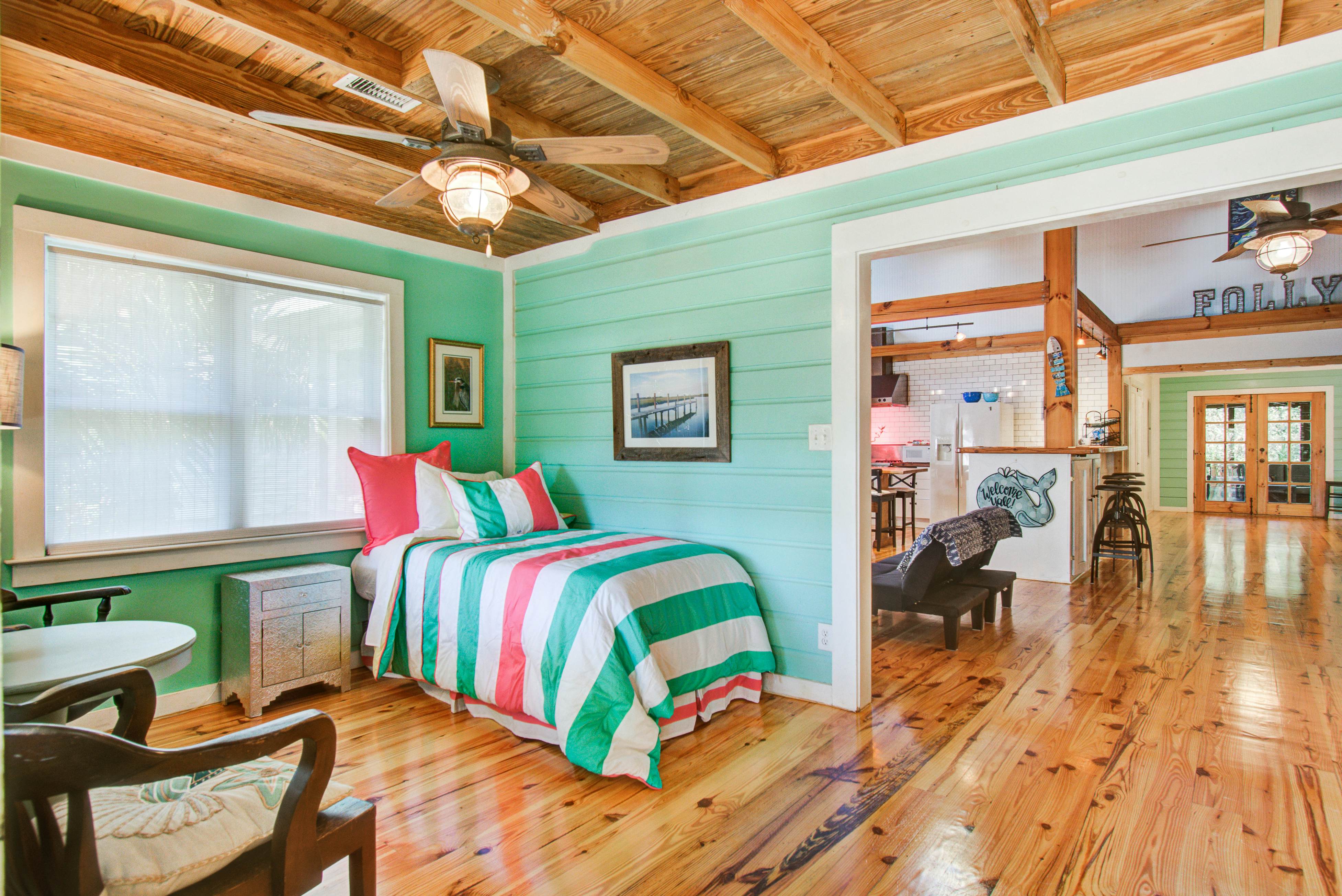 Dog-friendly tropical oasis w/ private deck/ yard - close to beach & everything