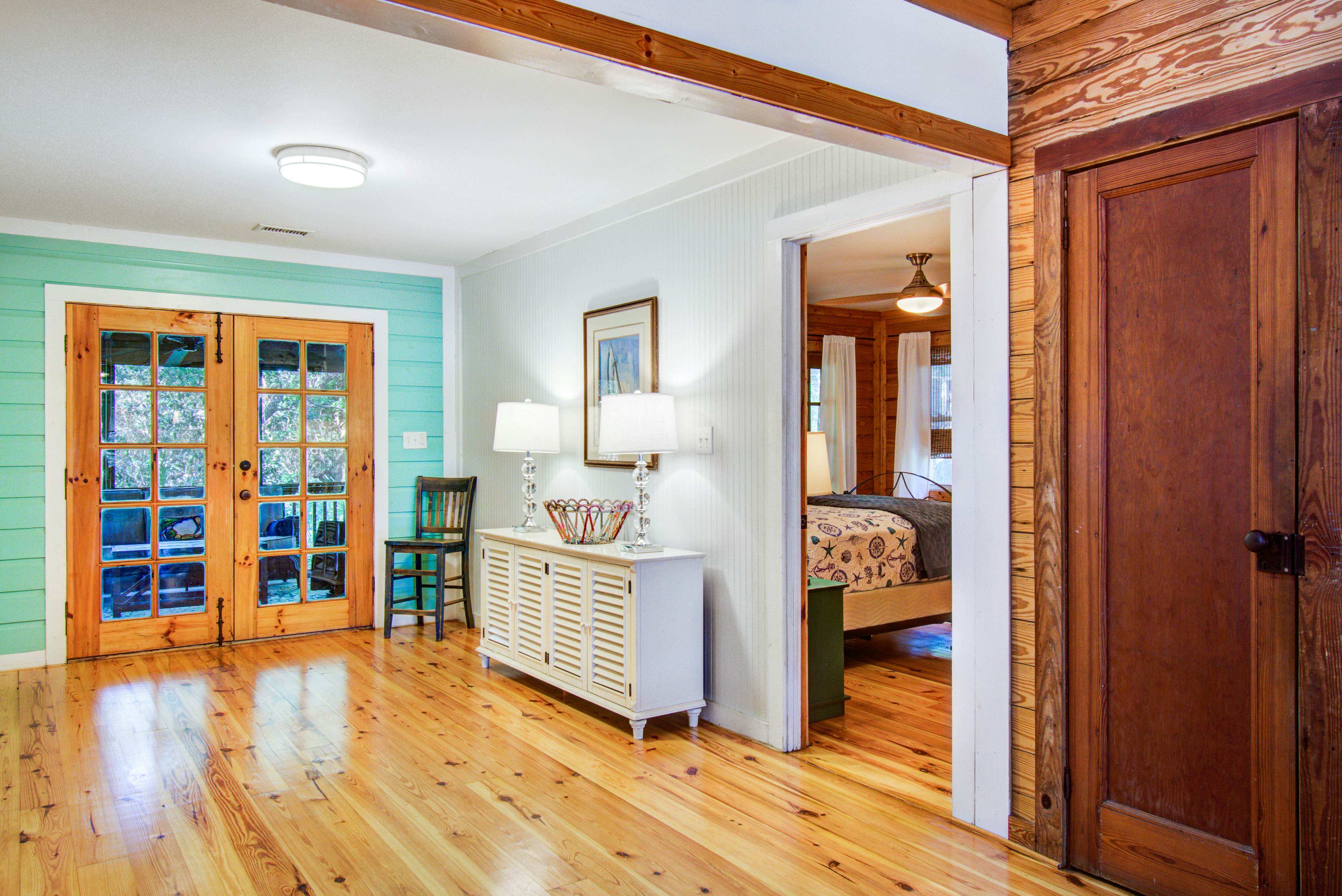 Dog-friendly tropical oasis w/ private deck/ yard - close to beach & everything