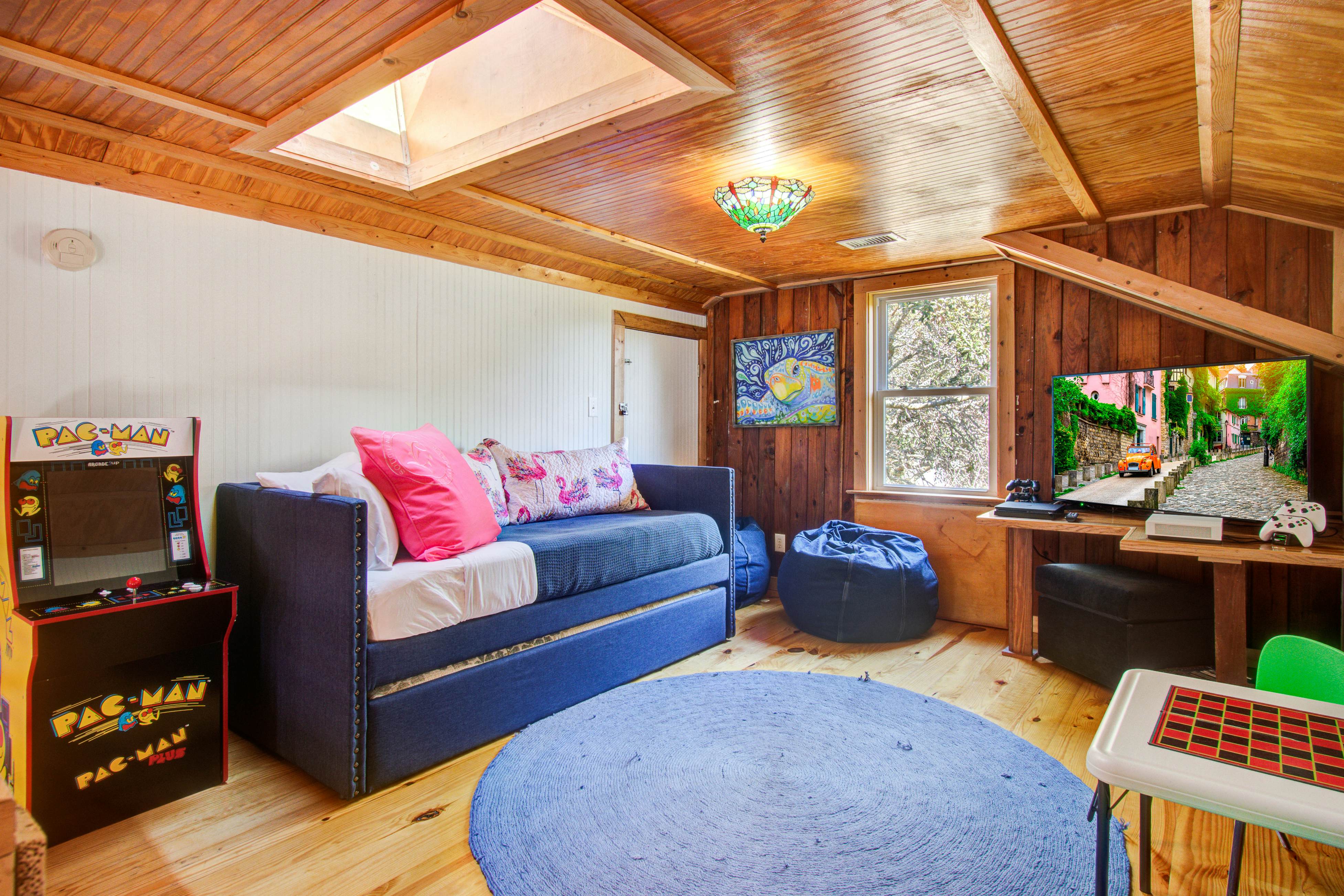 Dog-friendly tropical oasis w/ private deck/ yard - close to beach & everything