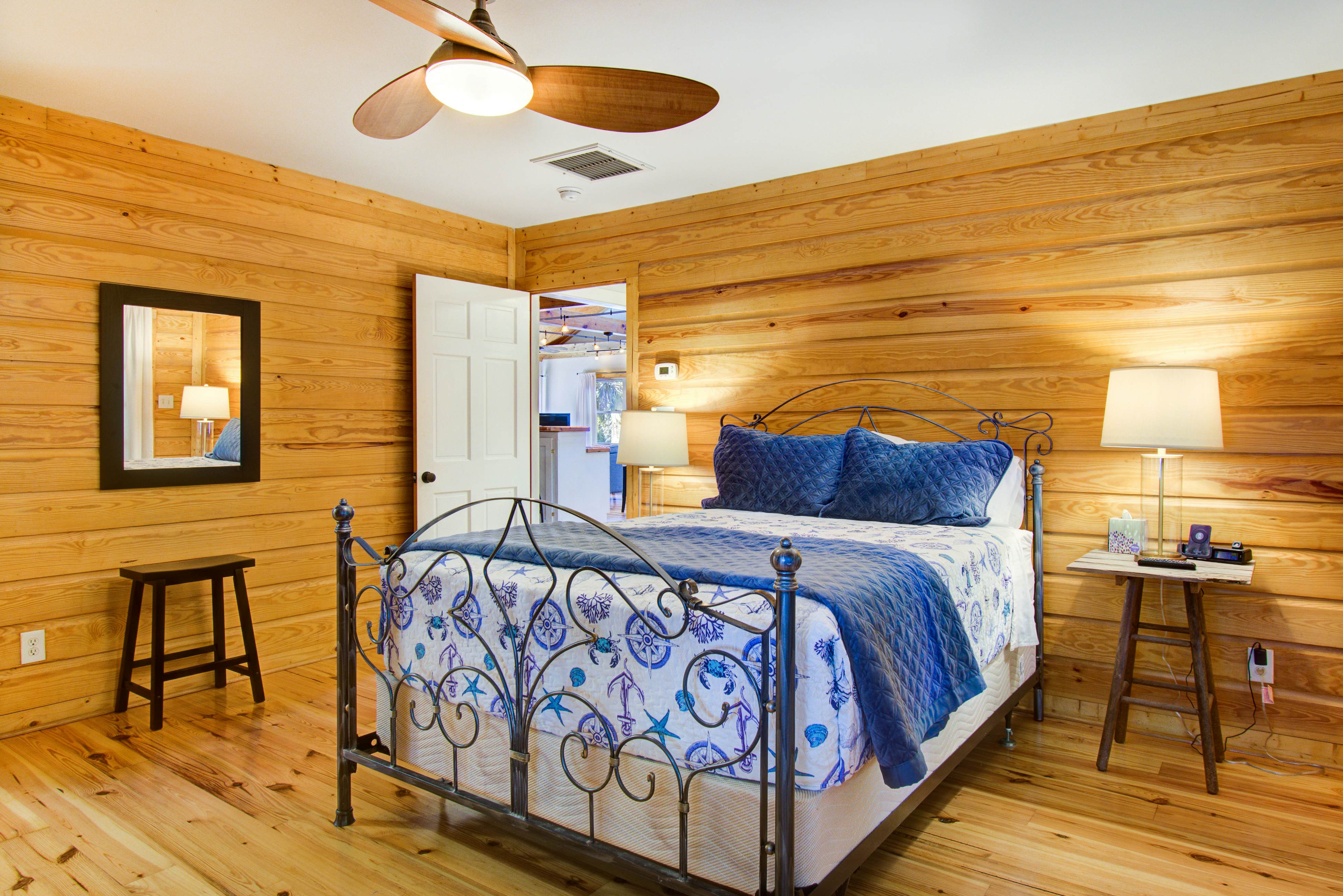 Dog-friendly tropical oasis w/ private deck/ yard - close to beach & everything