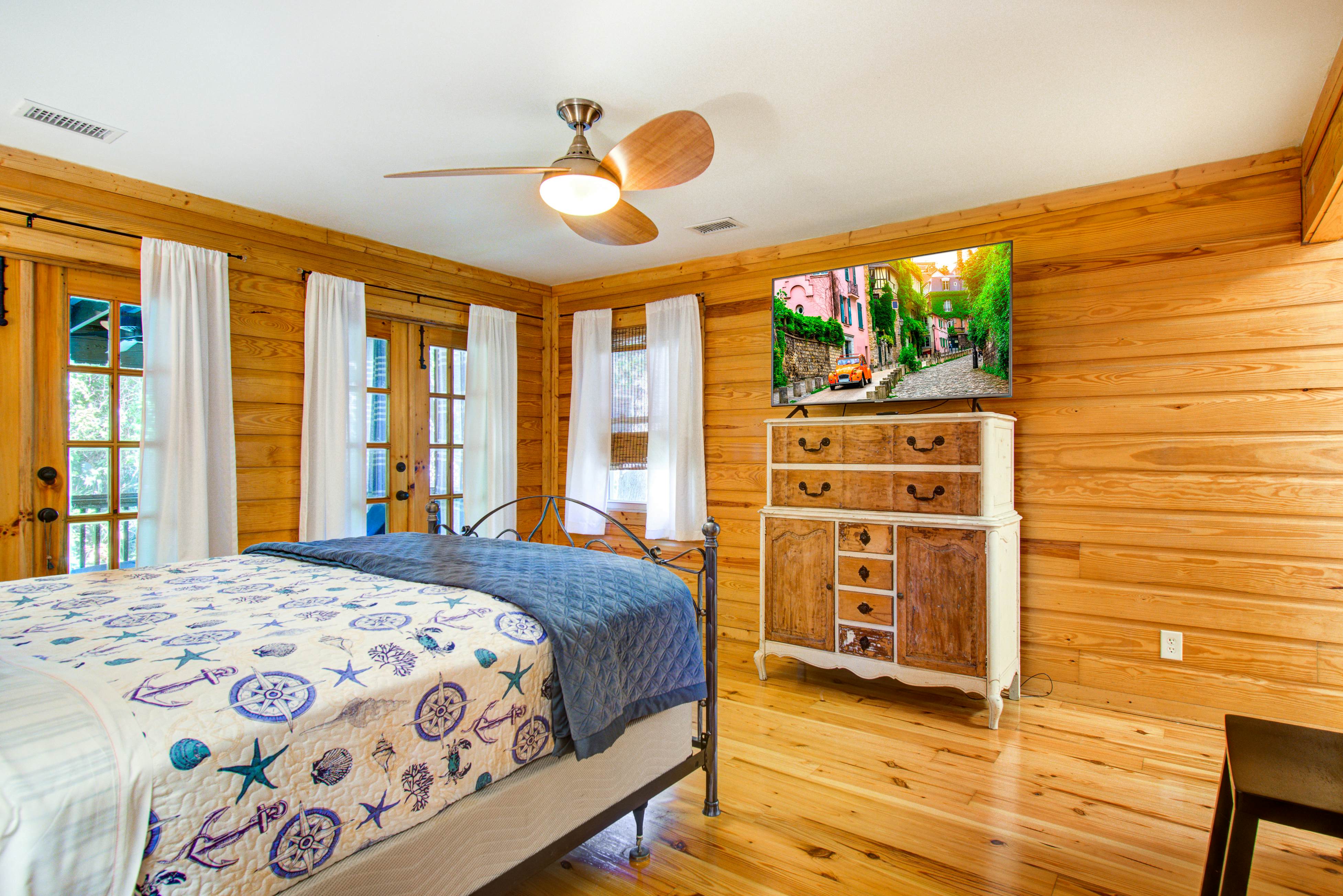 Dog-friendly tropical oasis w/ private deck/ yard - close to beach & everything