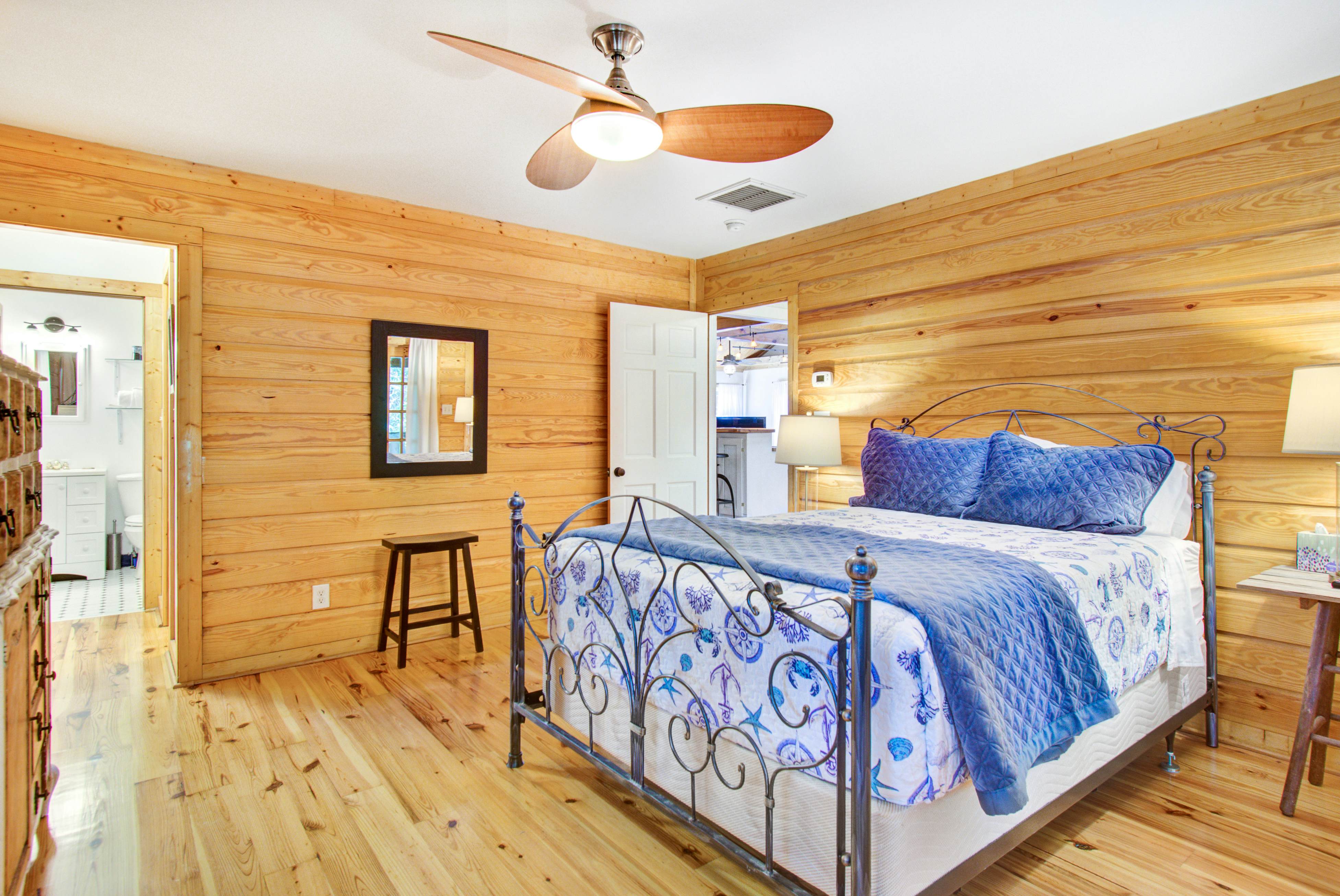 Dog-friendly tropical oasis w/ private deck/ yard - close to beach & everything