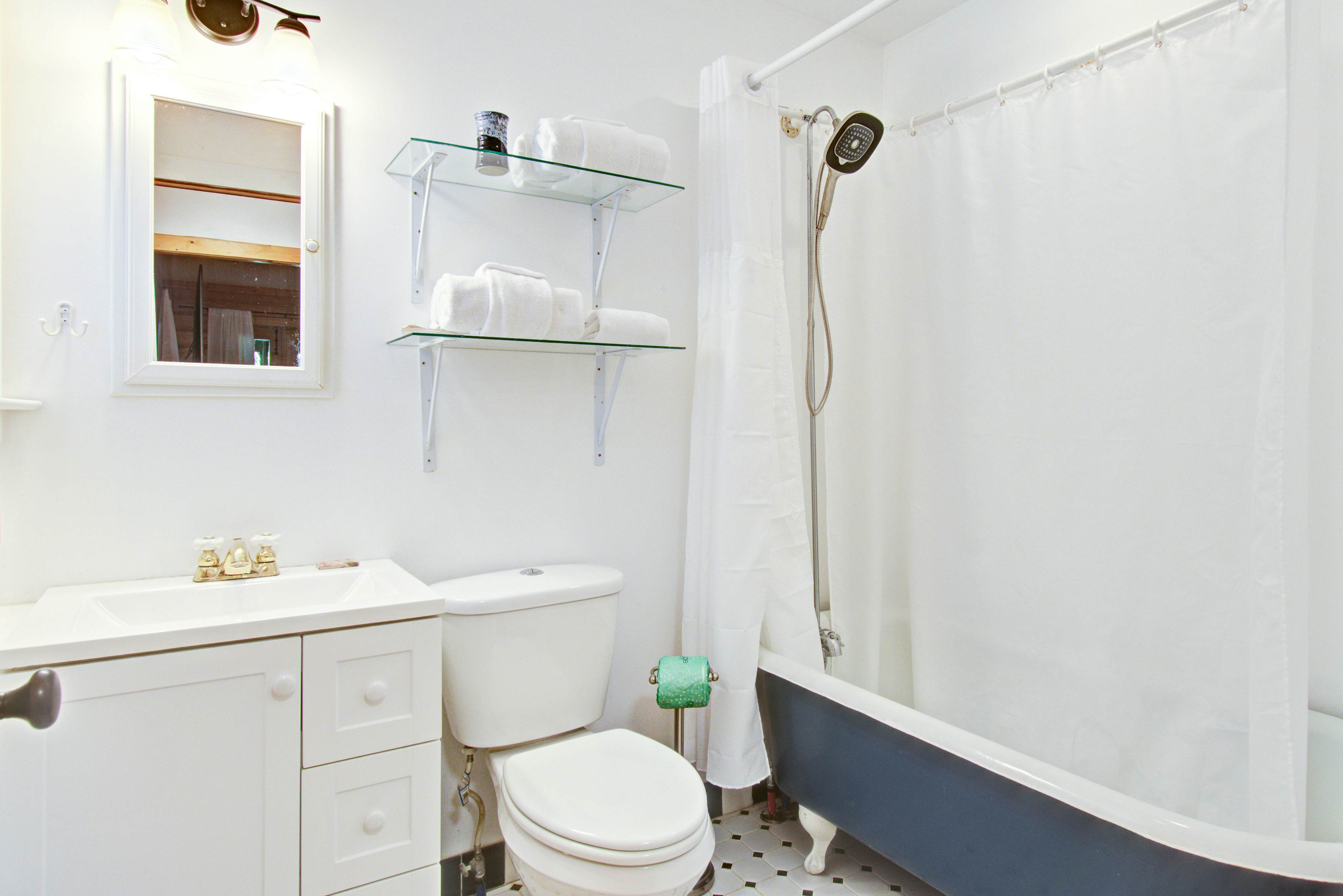 Dog-friendly tropical oasis w/ private deck/ yard - close to beach & everything