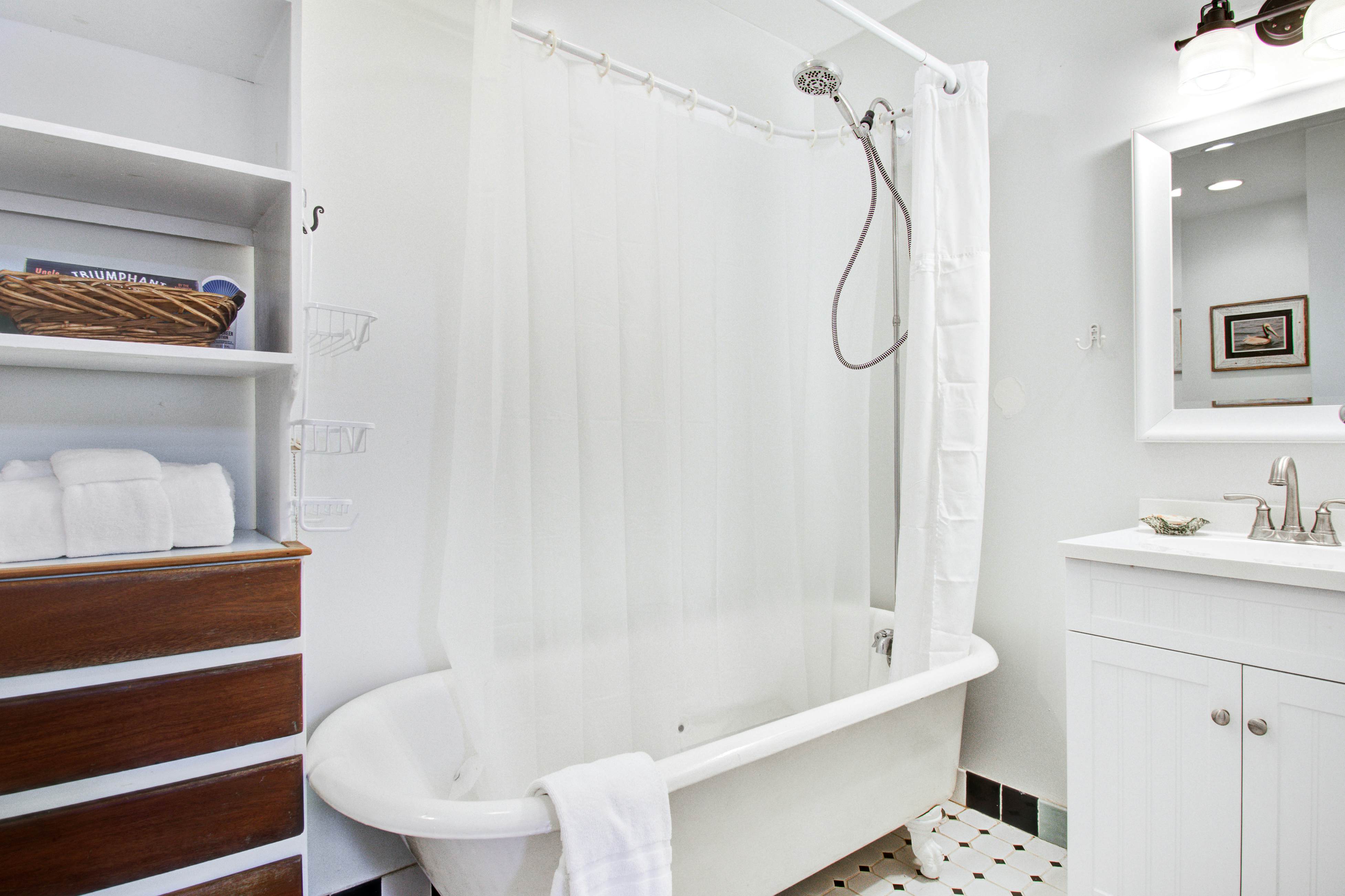 Dog-friendly tropical oasis w/ private deck/ yard - close to beach & everything