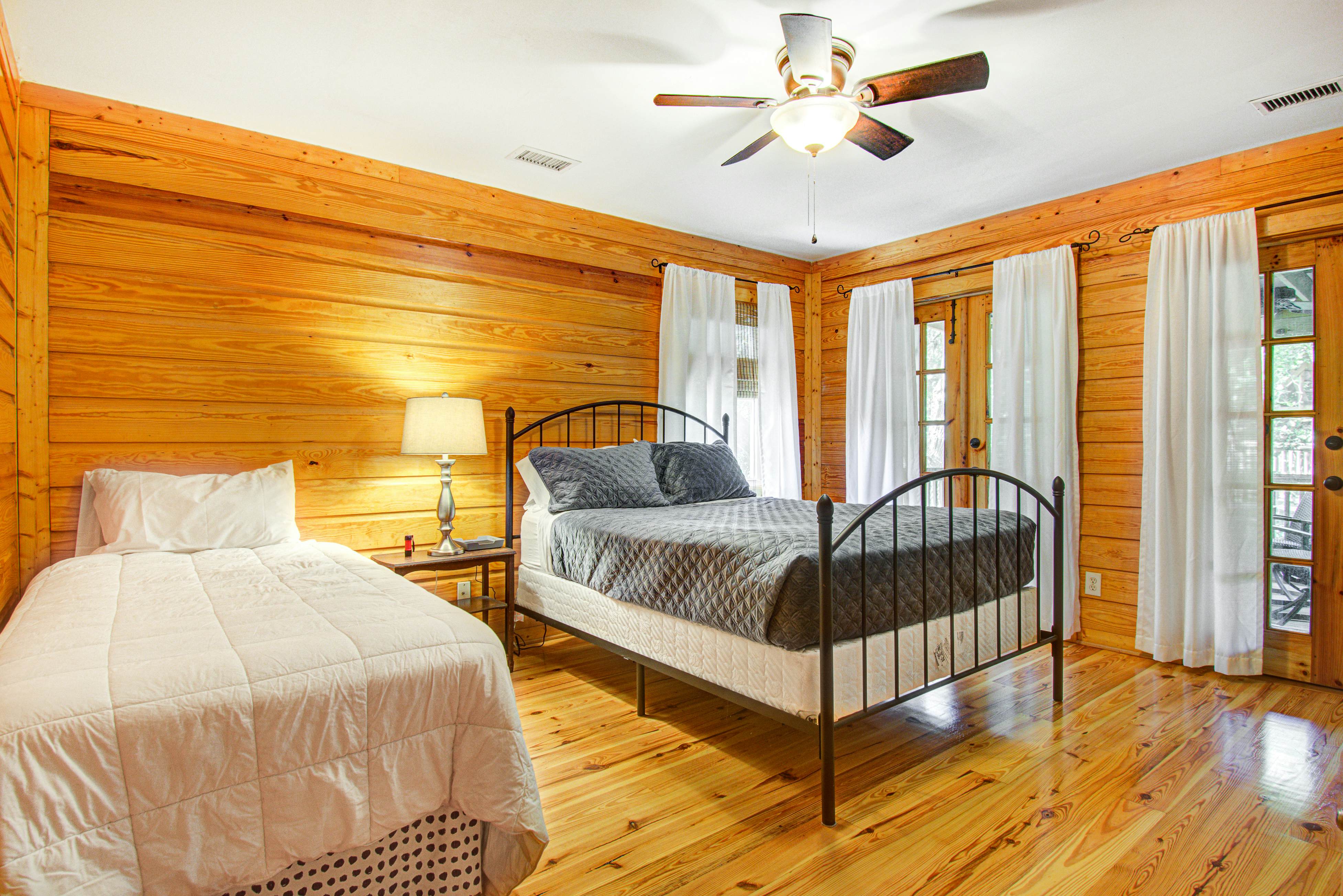 Dog-friendly tropical oasis w/ private deck/ yard - close to beach & everything