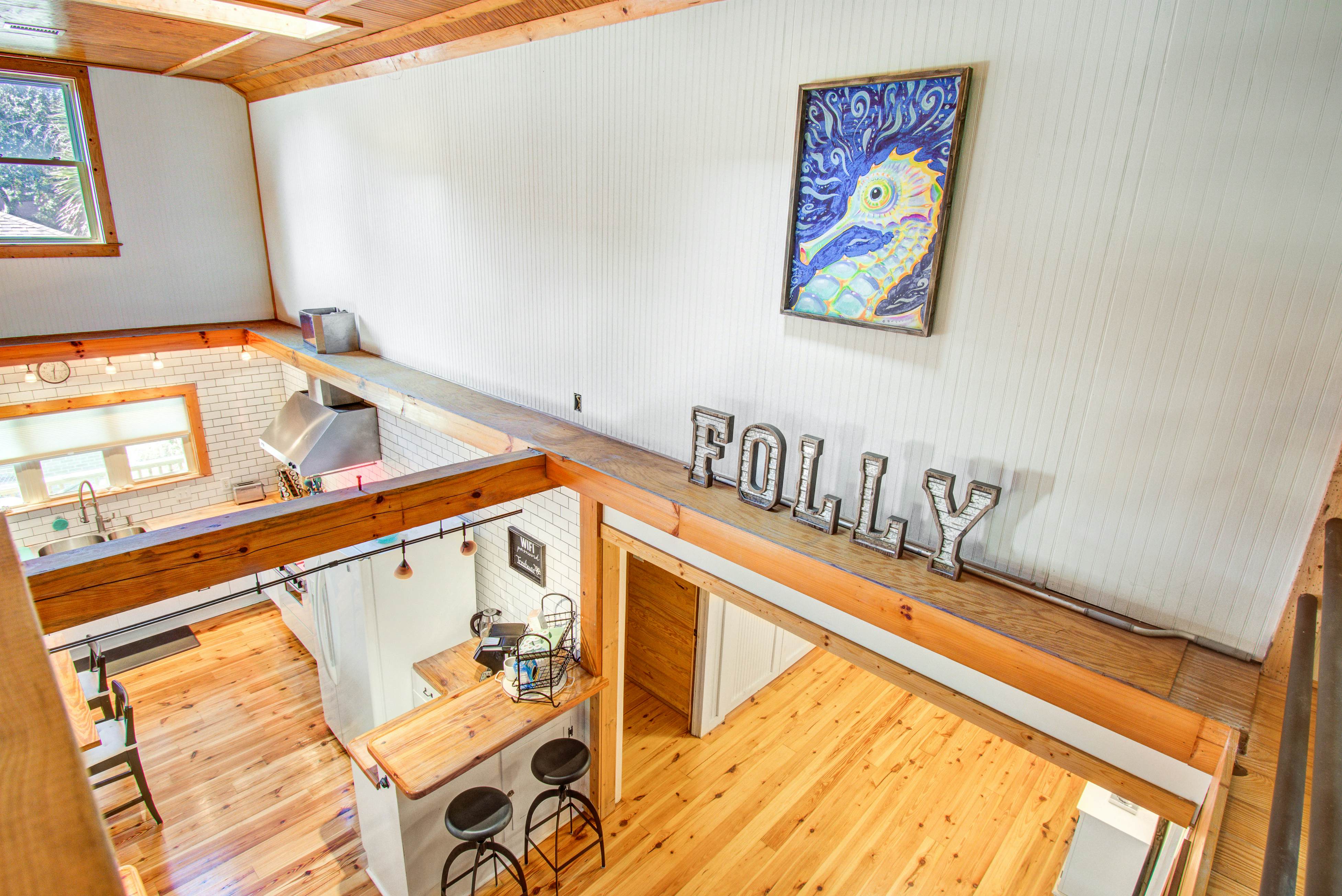 Dog-friendly tropical oasis w/ private deck/ yard - close to beach & everything