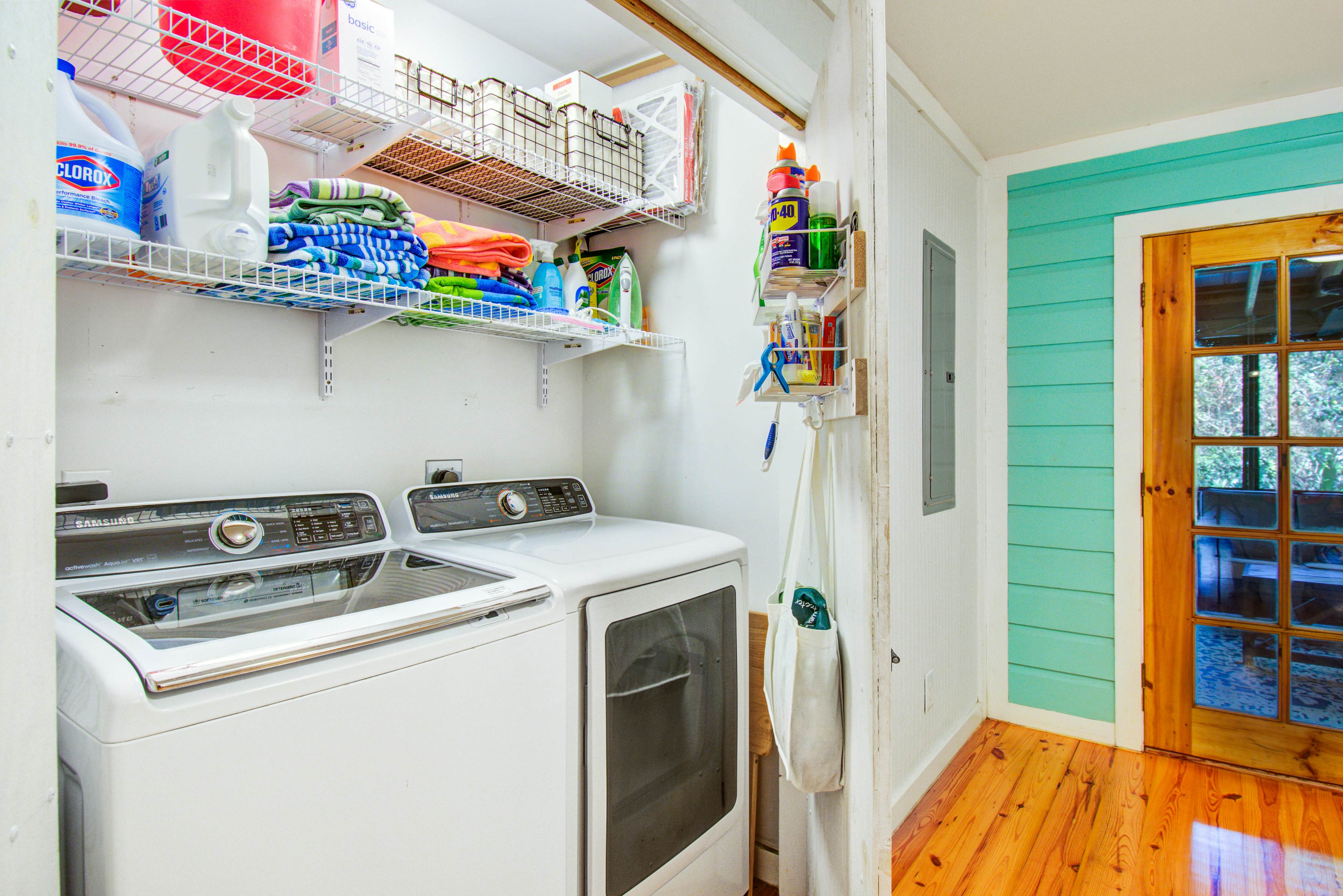 Dog-friendly tropical oasis w/ private deck/ yard - close to beach & everything