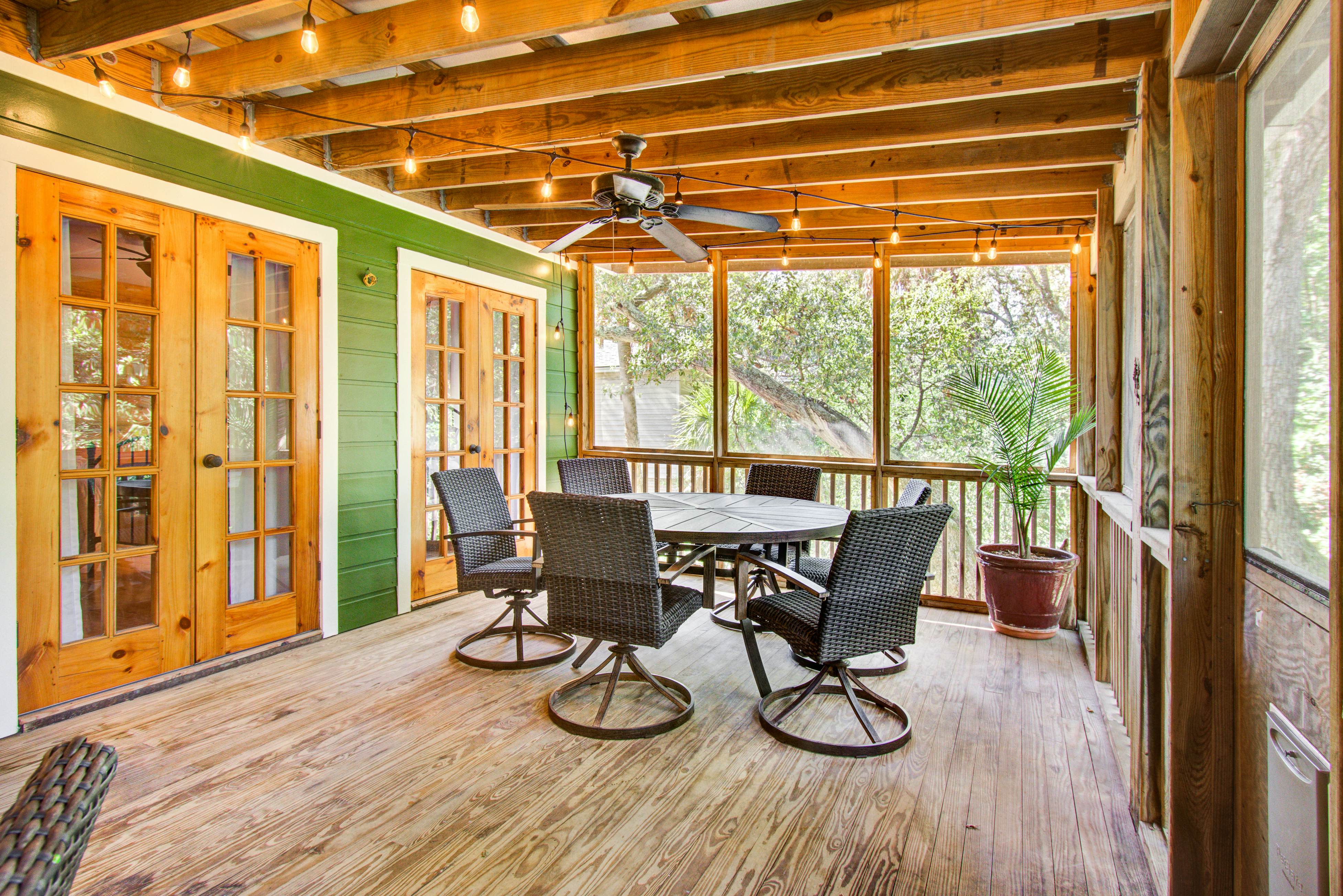 Dog-friendly tropical oasis w/ private deck/ yard - close to beach & everything