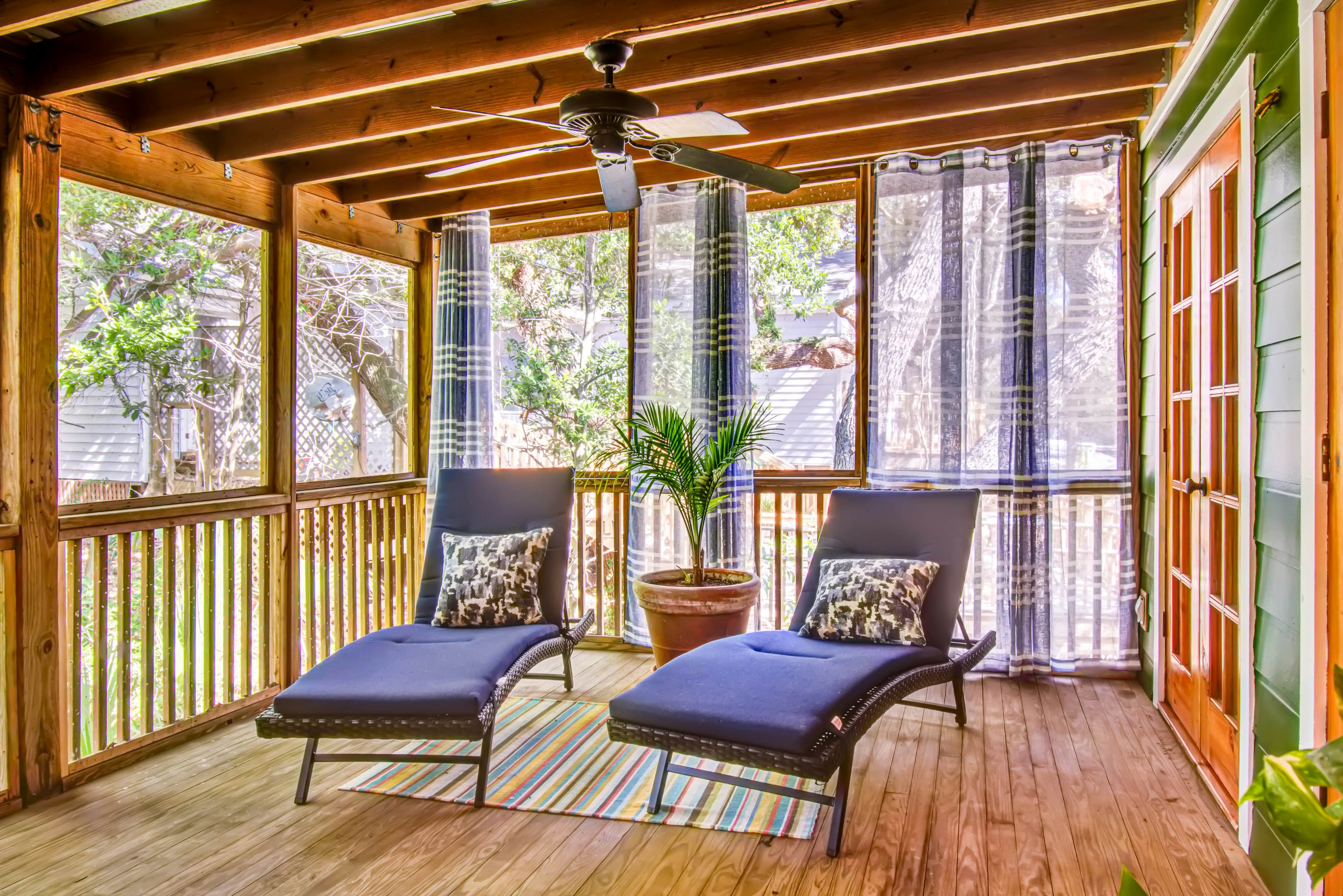 Dog-friendly tropical oasis w/ private deck/ yard - close to beach & everything