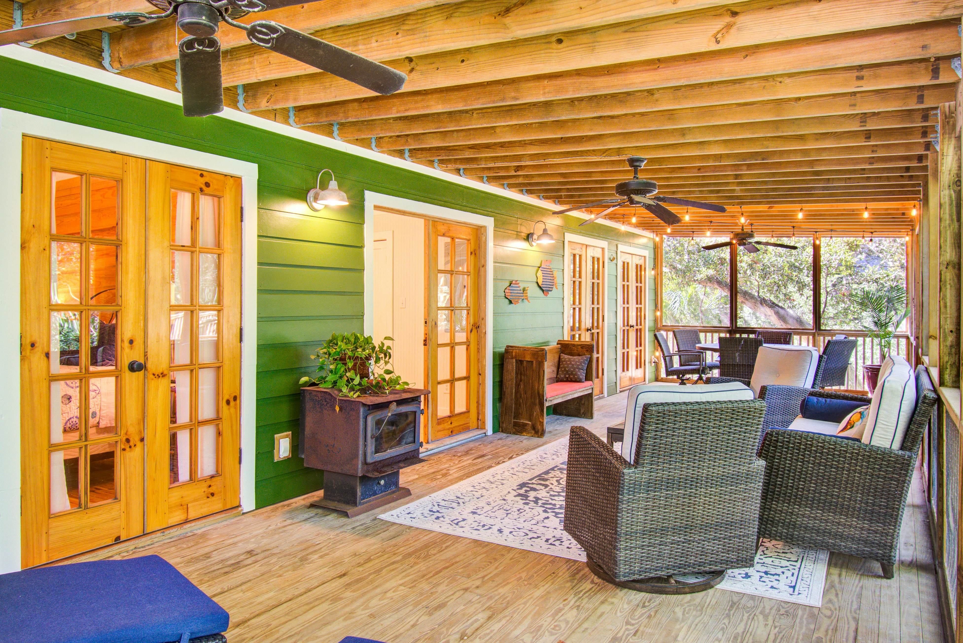 Dog-friendly tropical oasis w/ private deck/ yard - close to beach & everything