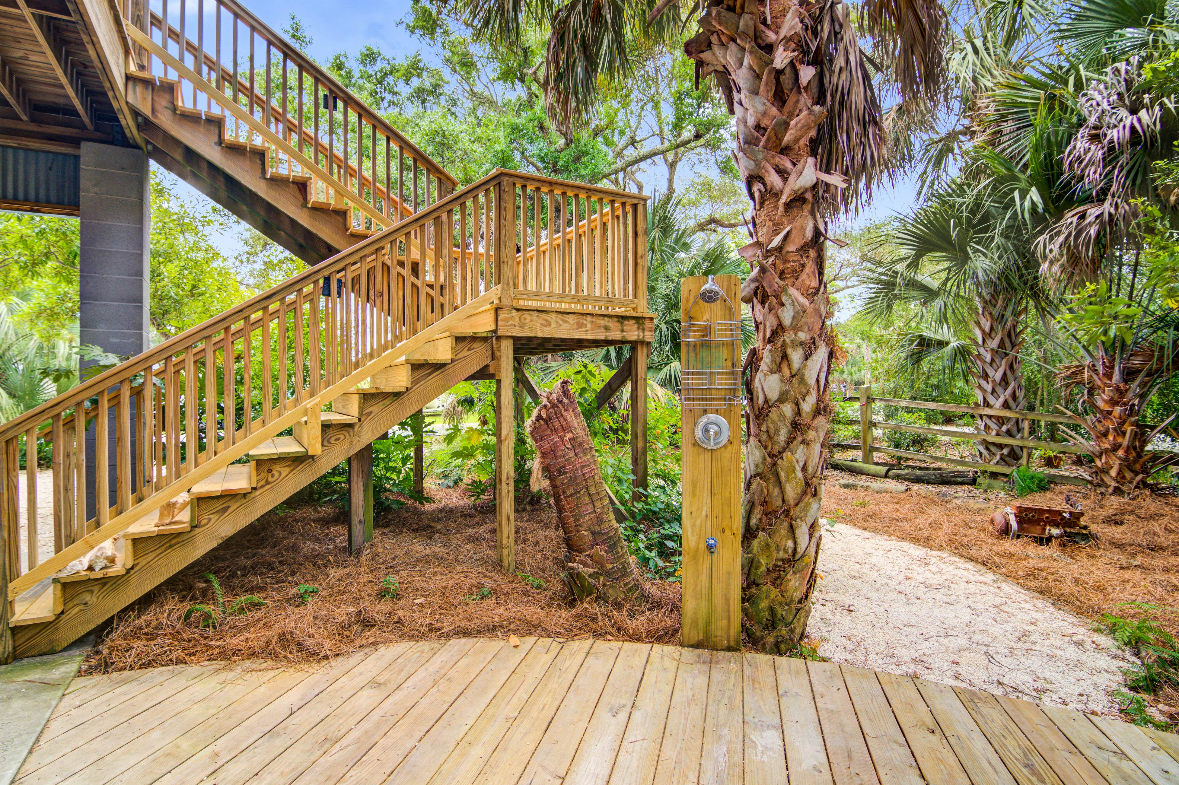 Dog-friendly tropical oasis w/ private deck/ yard - close to beach & everything
